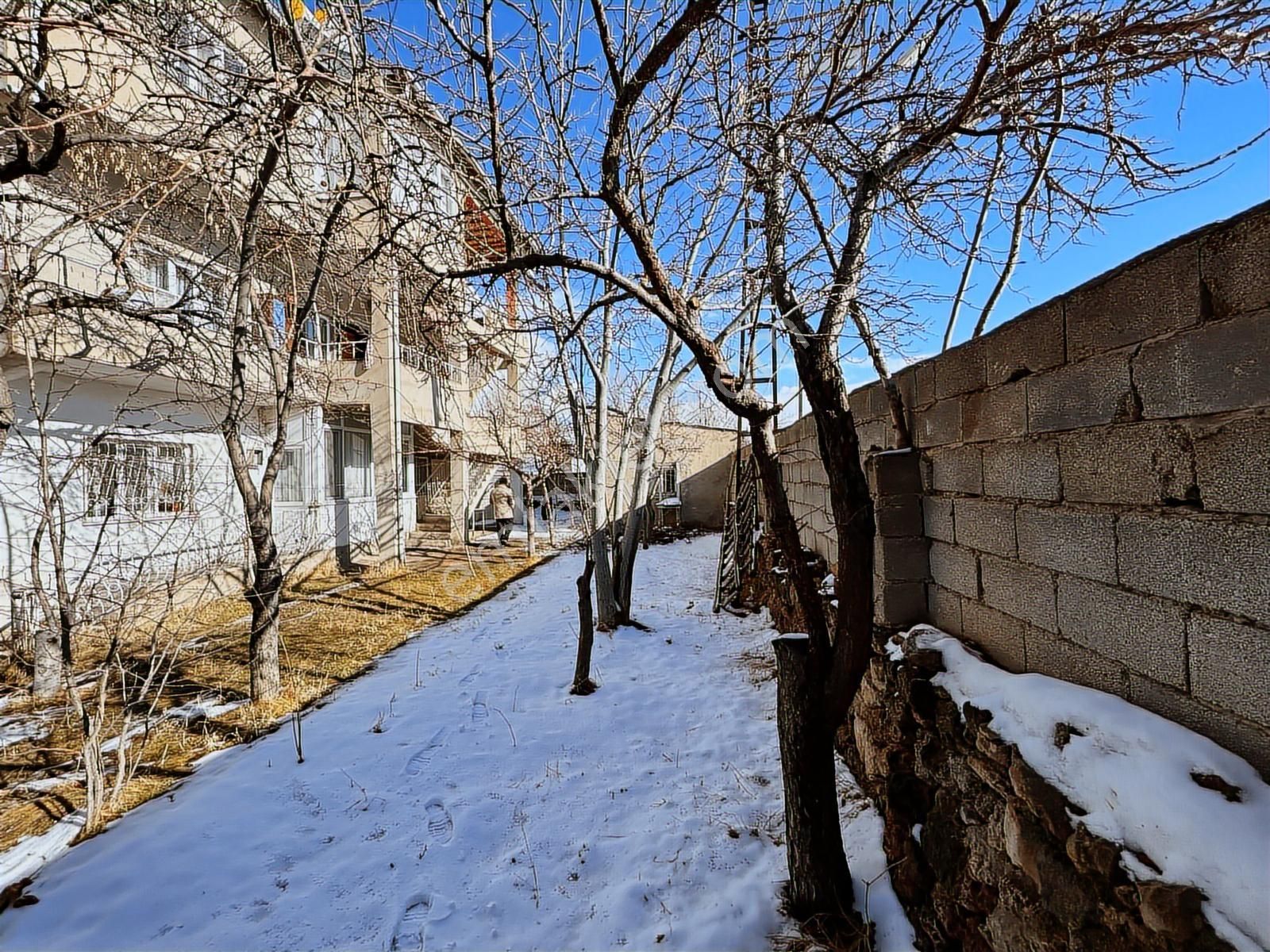 Eskicamide 602m² Çift Yola Cepheli Göl Manzaralı 3 Katlı Ev - Görsel 24