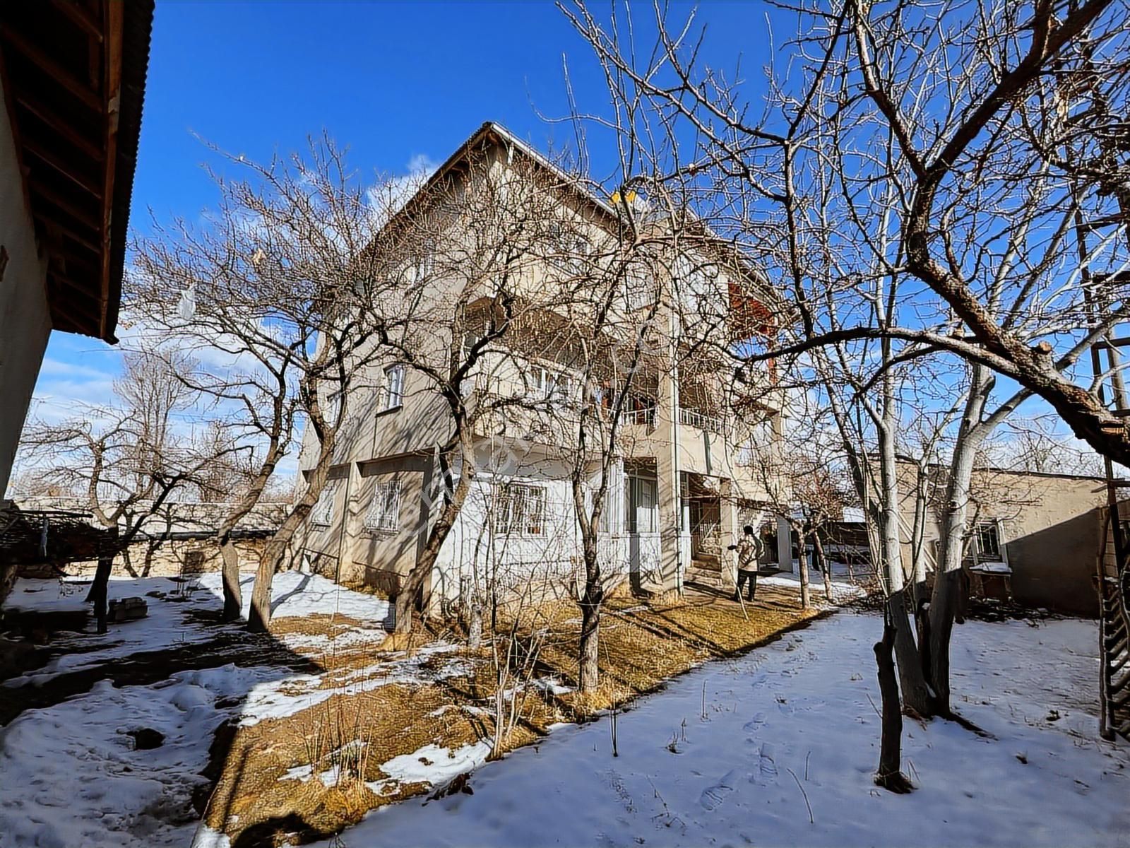 Eskicamide 602m² Çift Yola Cepheli Göl Manzaralı 3 Katlı Ev