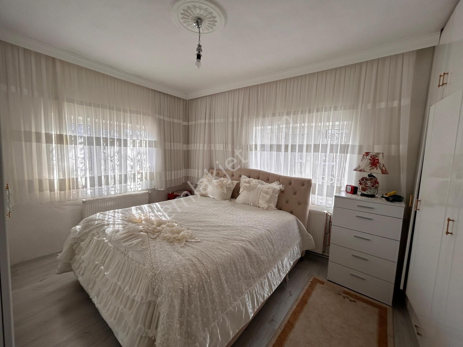 Eskicamide 602m² Çift Yola Cepheli Göl Manzaralı 3 Katlı Ev - Görsel 3