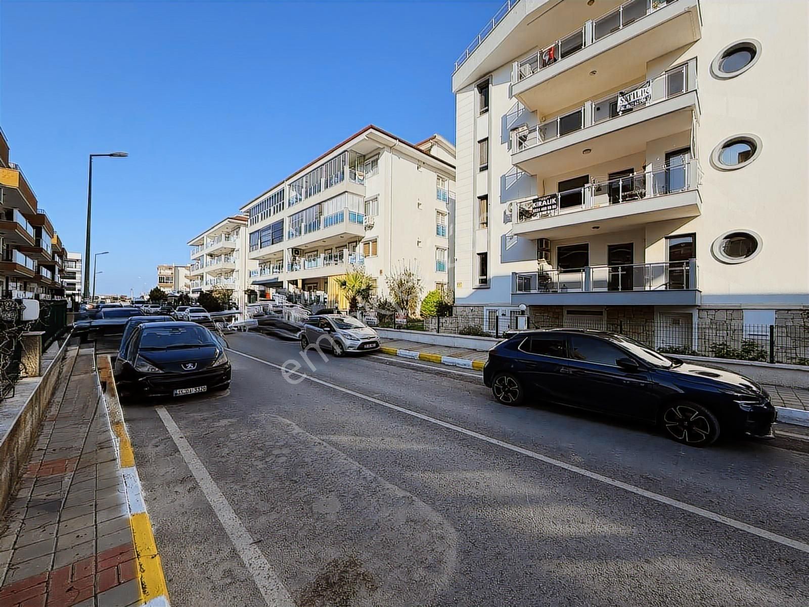 Kuşadası Merkeze Yakın Havuzlu Site Ekstralı Arakat 3+1 Satılık