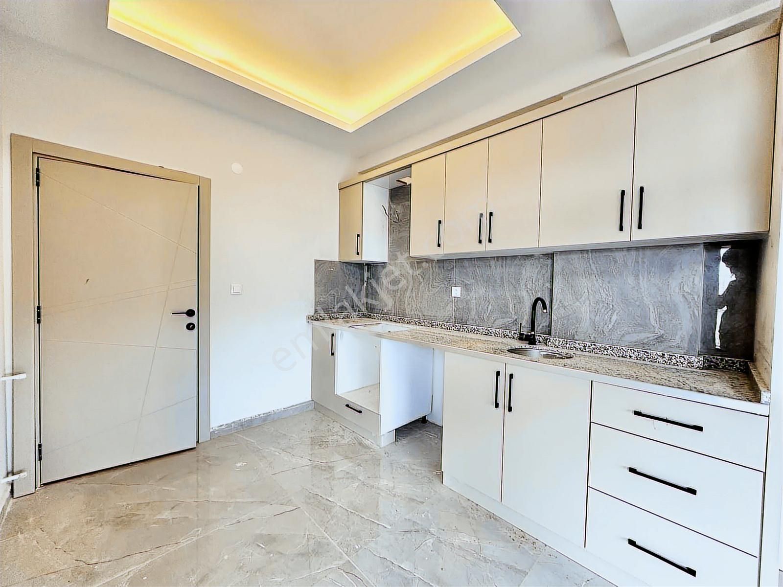 Acill F.çakmak'ta_cadde Üzeri_2+1 Lüks Site İçerisinde