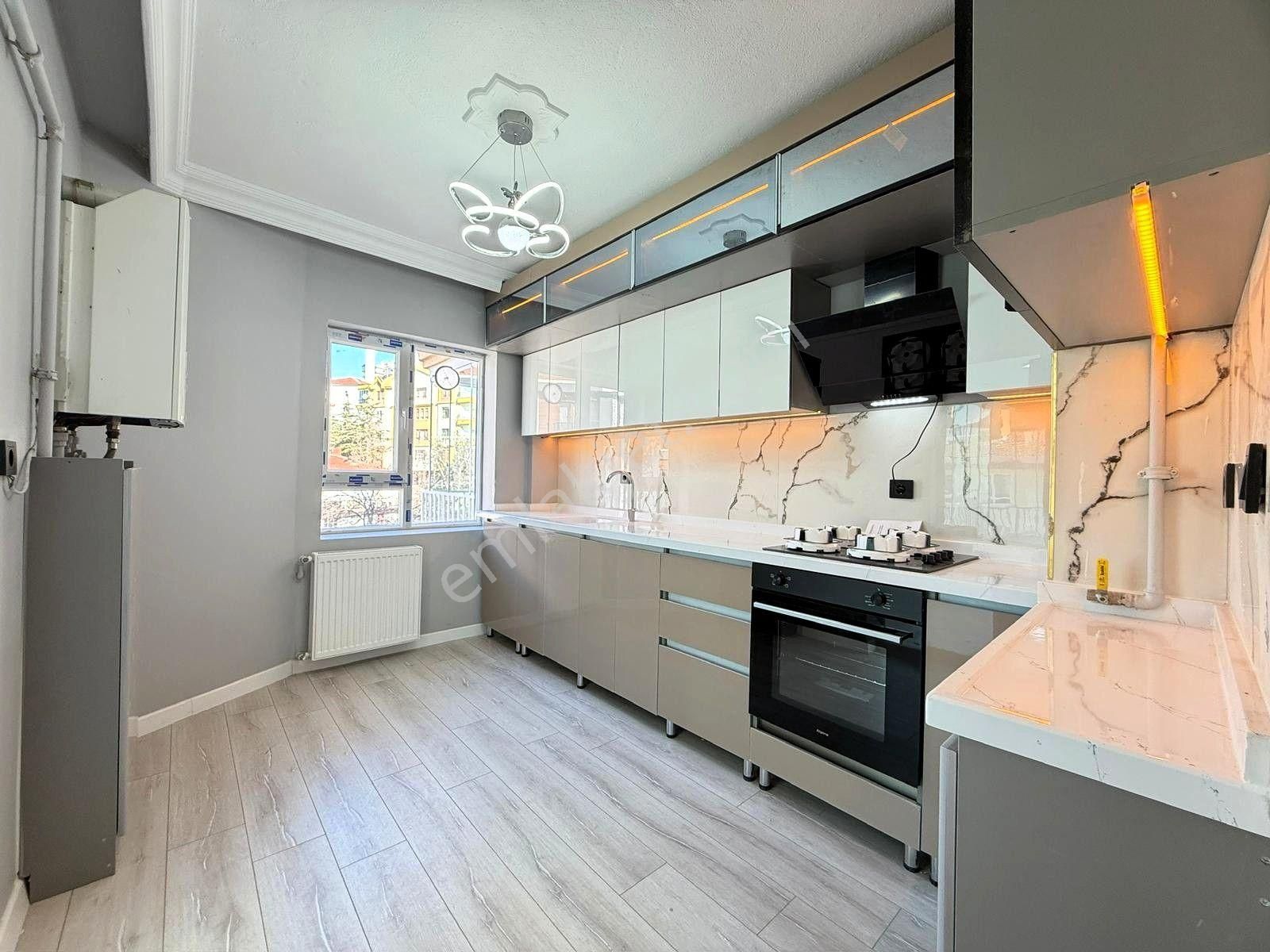 Kariyerden Ayvalı'da Asansölülüxyapılı Ara Katta 3+1 Daire - Görsel 9