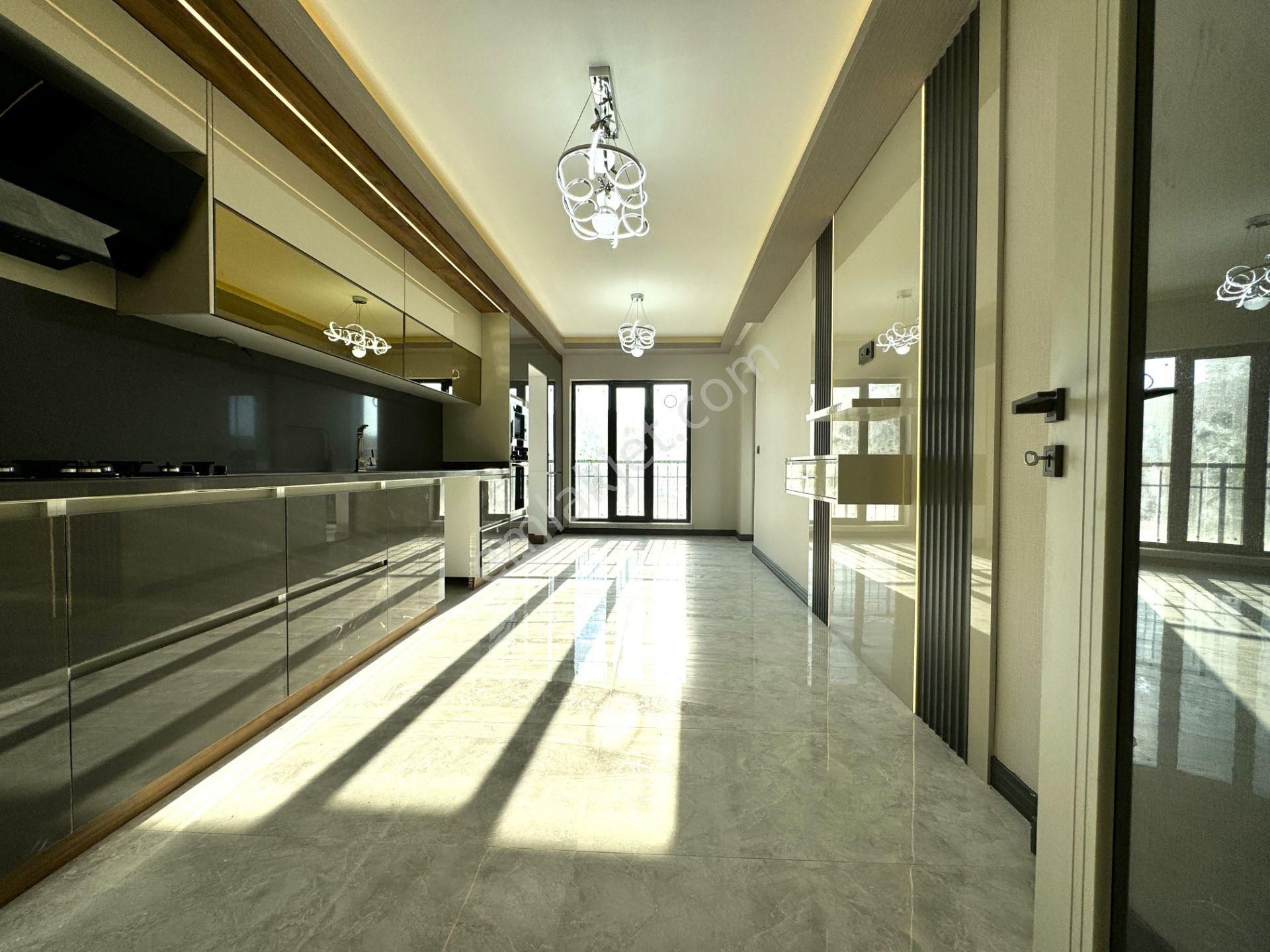 Nam-ak Emlak'tan Cadde Üzerinde 4+1 Lüks Site Dairesi