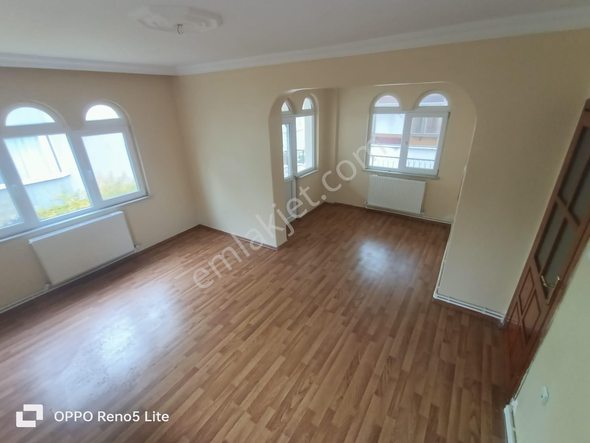 Buse Emlaktan Altınkumda Pazar Pazarı İçerisinde 2+1 Kiralık Daire