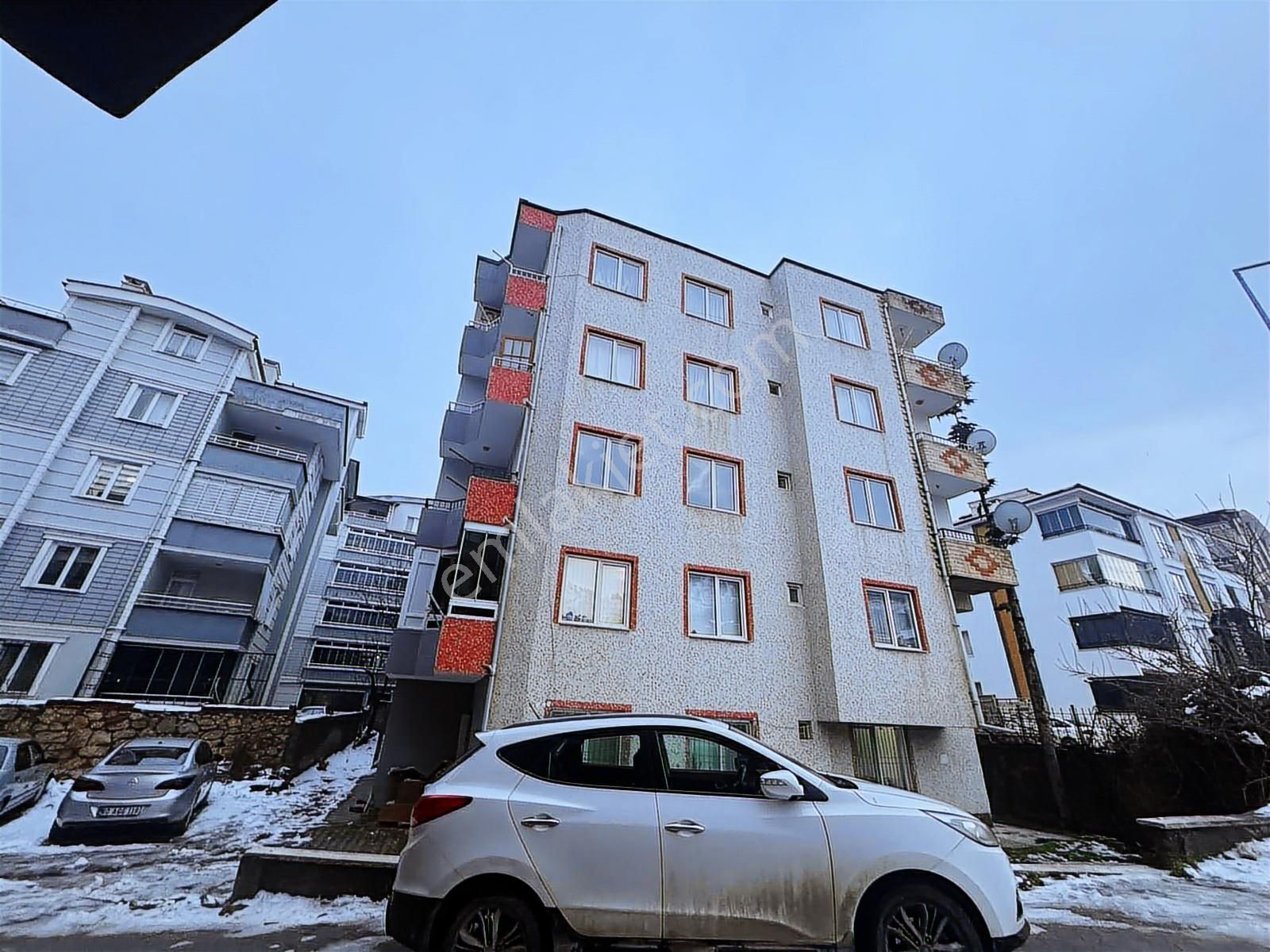 Behzat Katipzade'de Arakat Üç Cepheli Satılık 3+1 Daire - Görsel 19