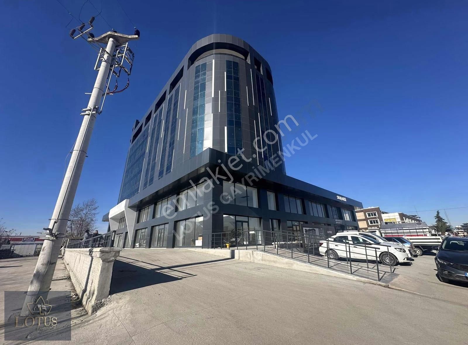 İzmitin En Prestijli Projesi Sapphıre,de 200 M2 Satılık Mağaza