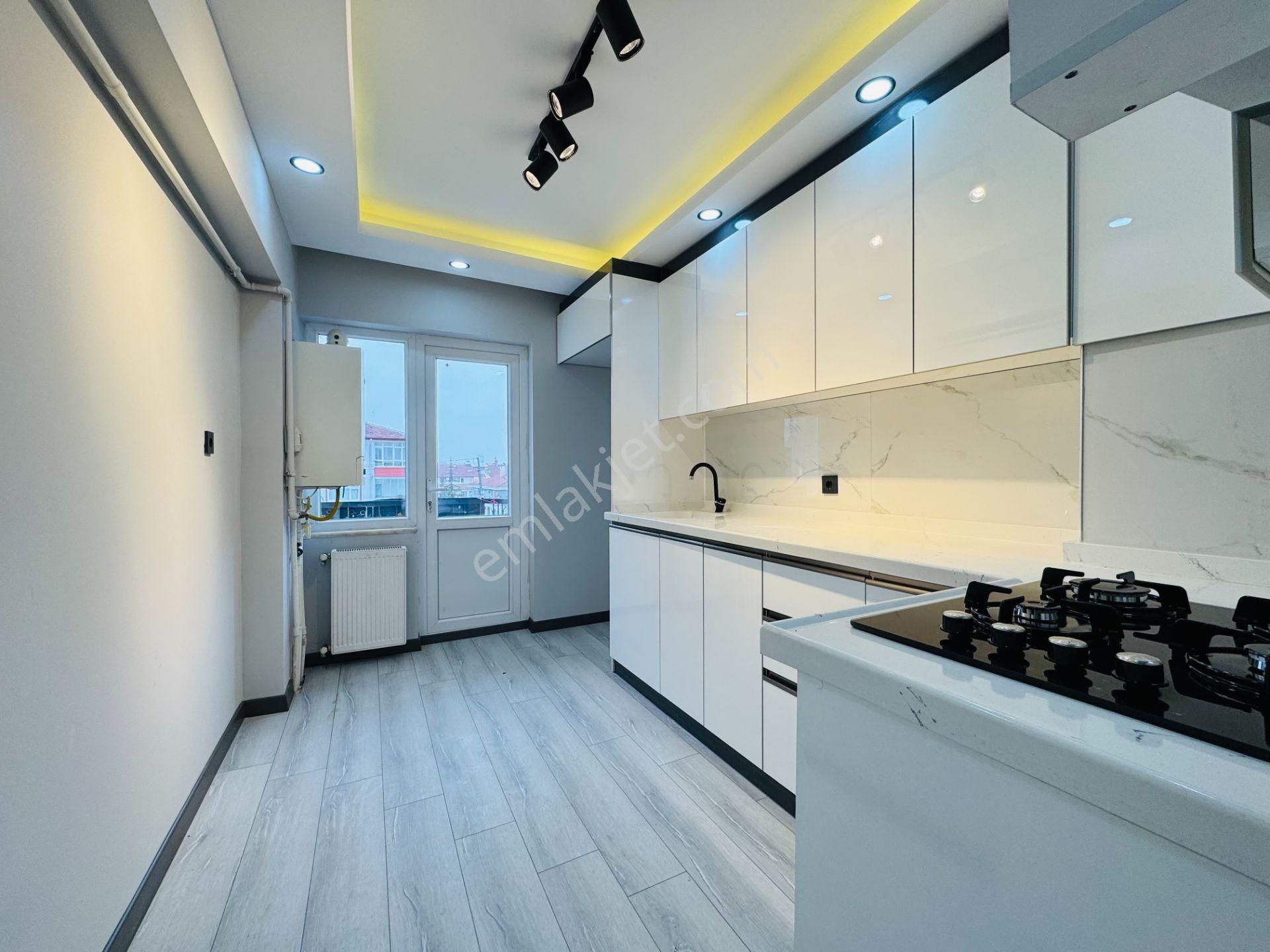 Nam-ak Emlak'tan Hicret Cami Yak. İçi Full Yapılı 1.kat Güney 3+1 Daire