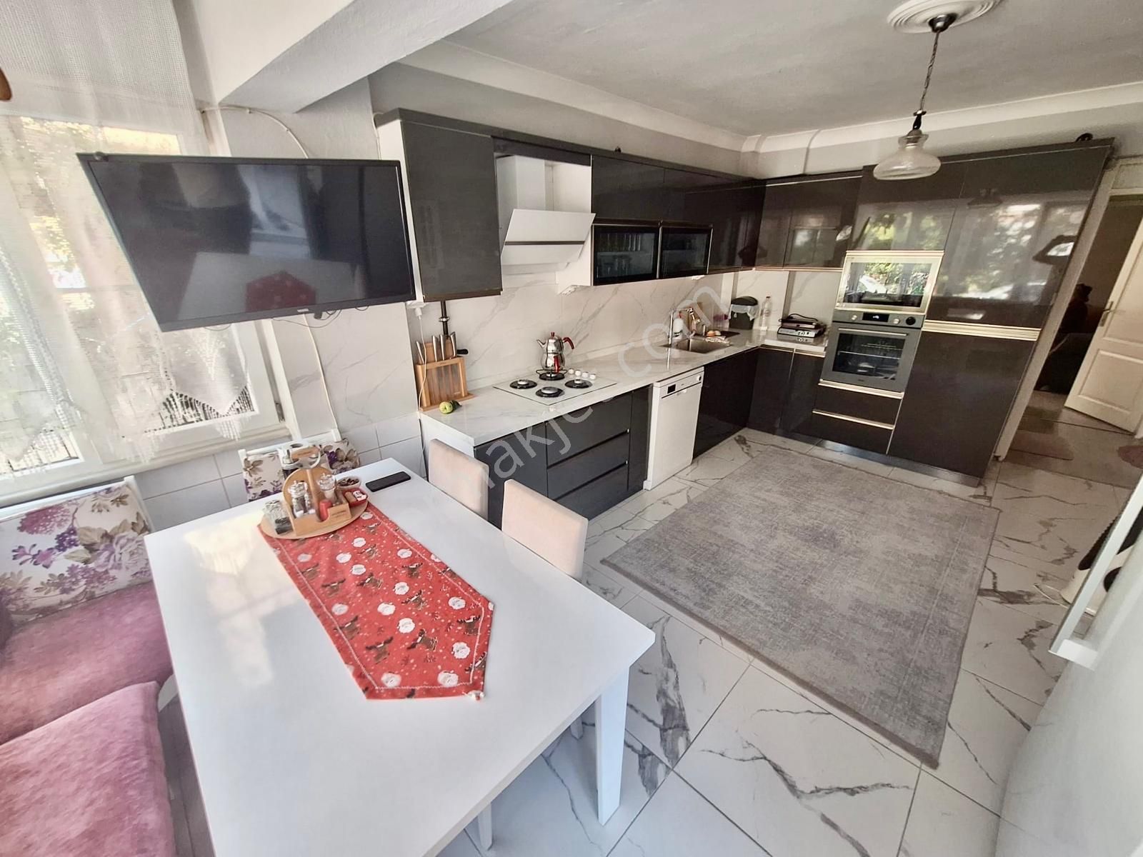 ꧁ay Emlaktan꧂akçay Merkezde Kombili Bahçe Kullanımlı Müstakil Tadında Satılık 3+1 İçi Yapılı Daire