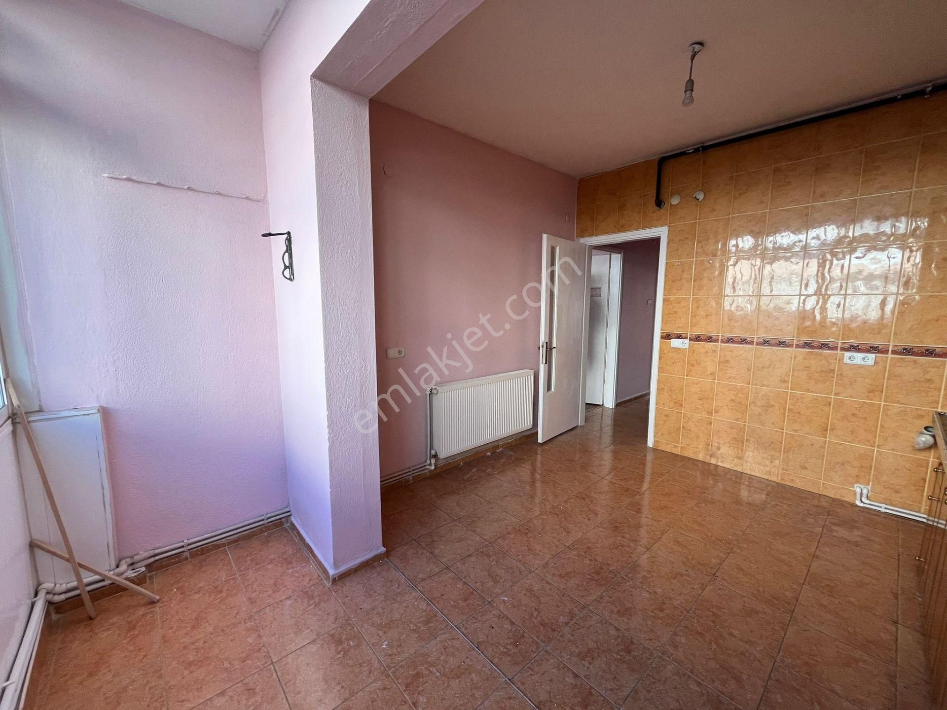 Asil'den Göztepe Stadı Yanı Arakat 2+1 Bakımlı Temiz Daire - Görsel 4