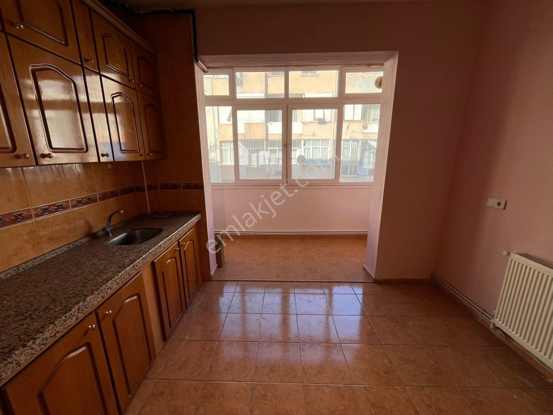 Asil'den Göztepe Stadı Yanı Arakat 2+1 Bakımlı Temiz Daire - Görsel 3