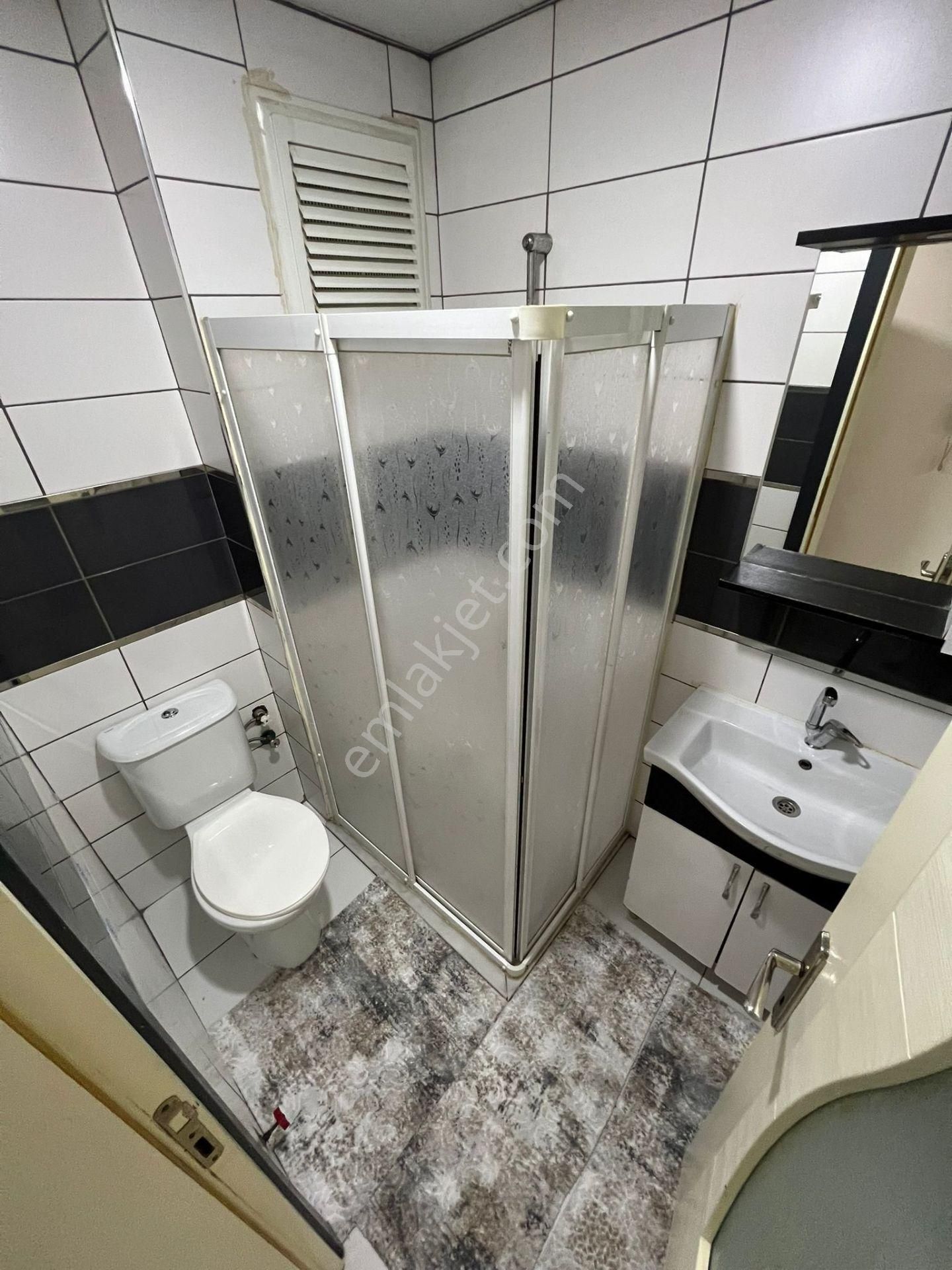 Fesleğen Mahallesi Sulu Köprü Işıklarının Bir Sokak Altında 3 Adet Tek Tapu Çift Apart A1 - Görsel 10