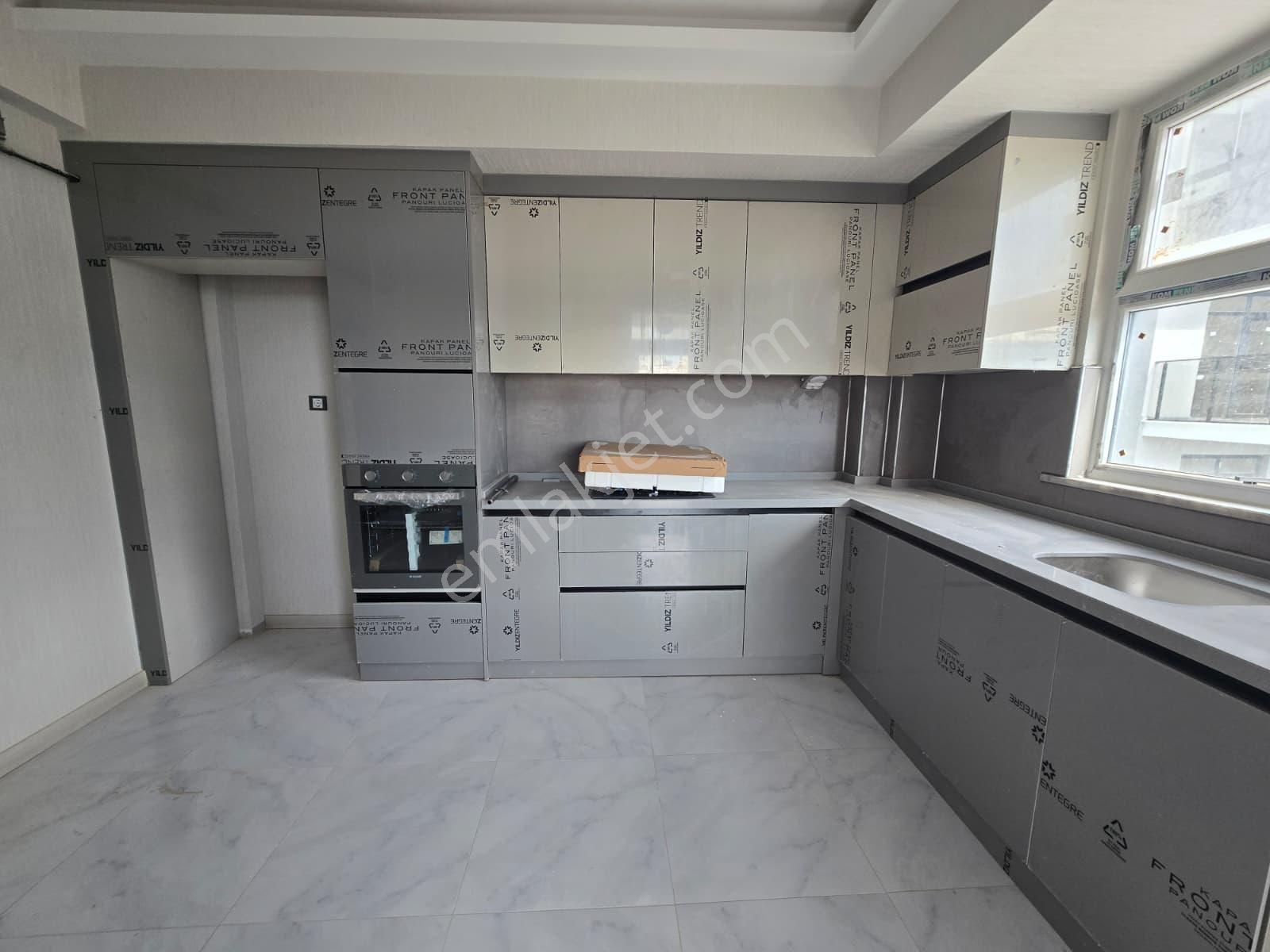 Site İçerisin'de Satılık Ara Kat Çok Geniş 3+1 Daire - Görsel 3