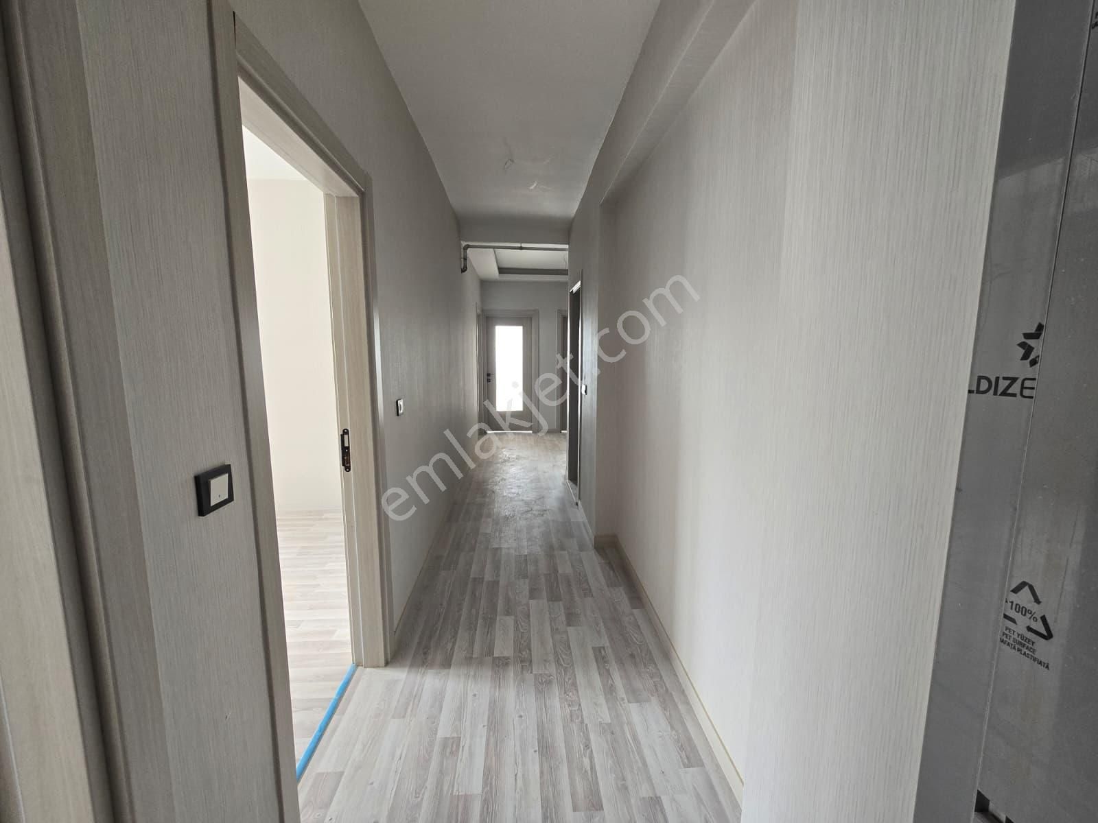 Site İçerisin'de Satılık Ara Kat Çok Geniş 3+1 Daire - Görsel 24