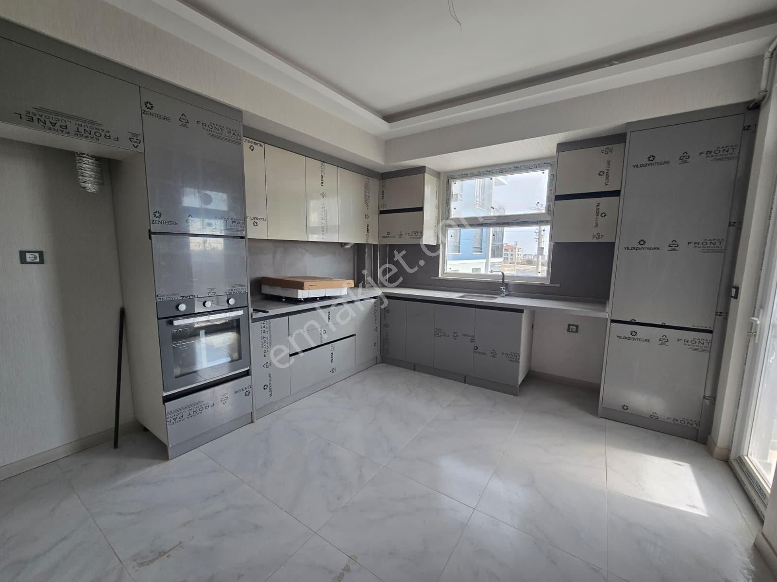 Site İçerisin'de Satılık Ara Kat Çok Geniş 3+1 Daire - Görsel 4