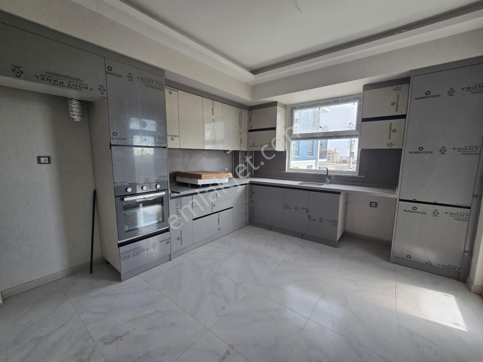 Site İçerisin'de Satılık Ara Kat Çok Geniş 3+1 Daire