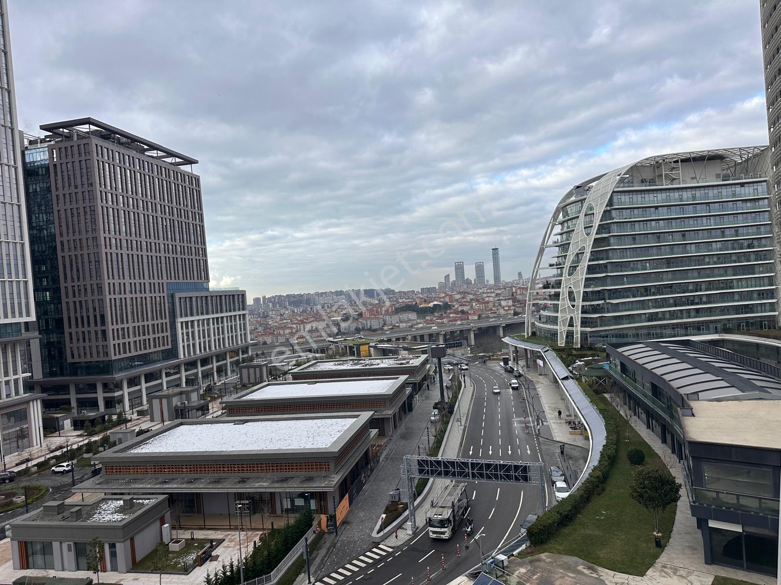 Sarphan Finanskent' Te Manzaralı 1+0 Ferah Ofis - Görsel 3
