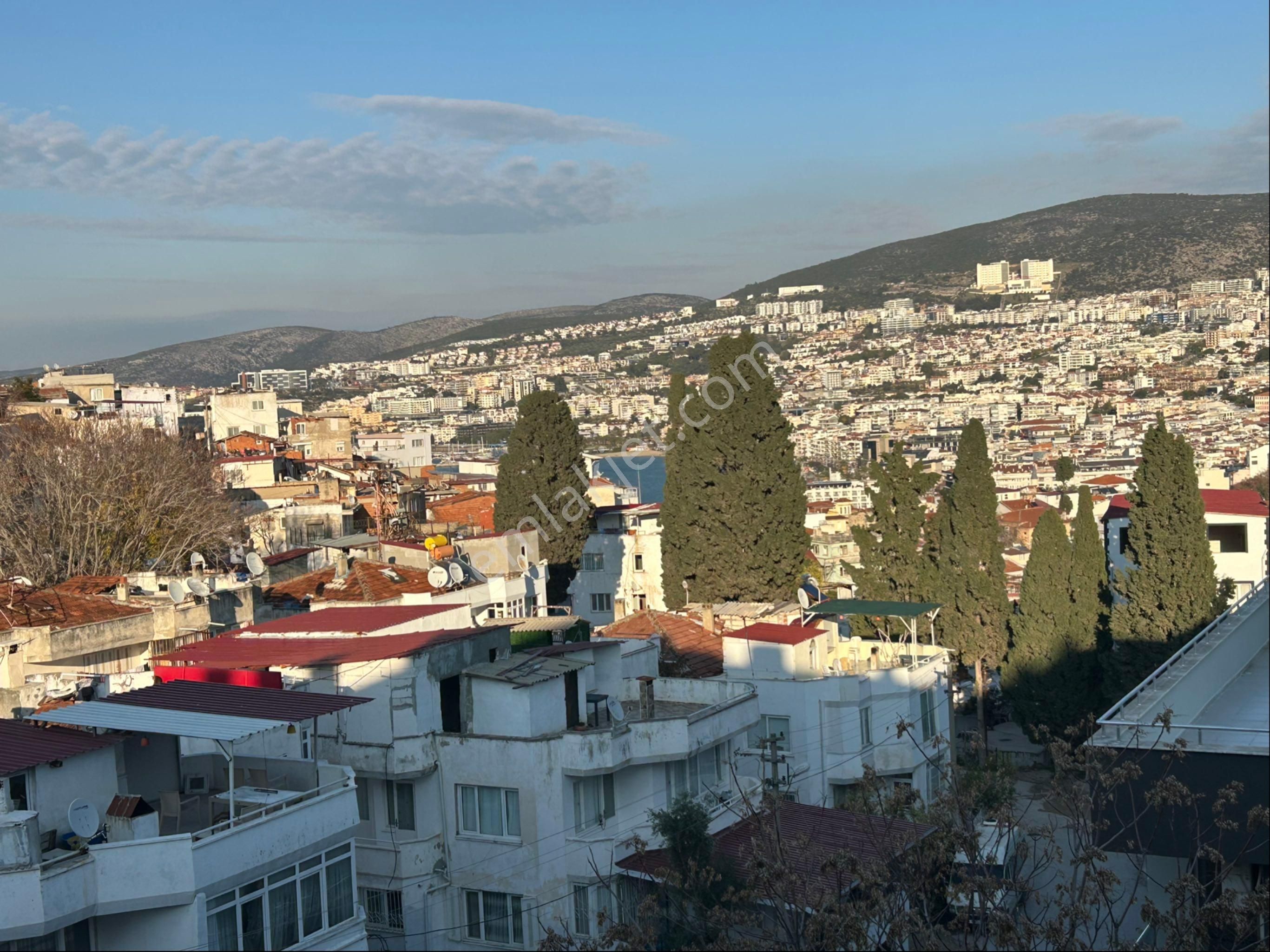 Kuşadası Atik Mahallesi’nde Deniz Manzaralı 3 + 1 Daire
