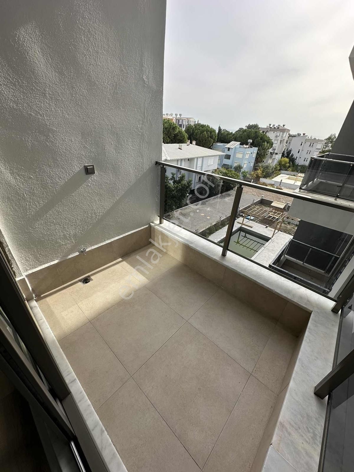 Ertuğrul'dan Deniz Manzaralı Havuzlu 1+1 Satılık Daire - Görsel 18