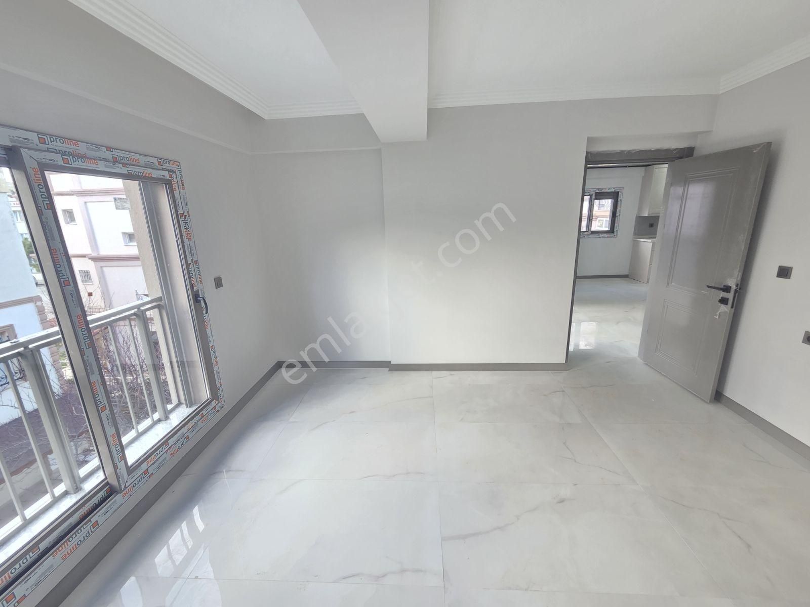 Yenifoça'da Merkezi Konumda Açık Teraslı Satılık Geniş 2+1 Daire - Görsel 21