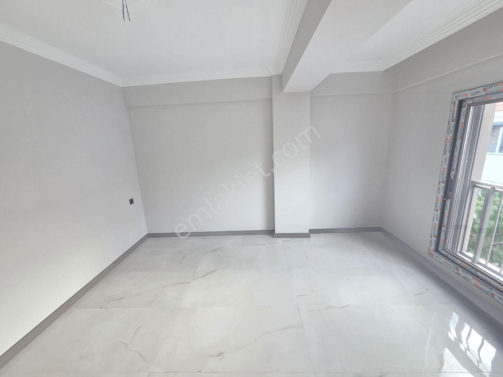 Yenifoça'da Merkezi Konumda Açık Teraslı Satılık Geniş 2+1 Daire - Görsel 11