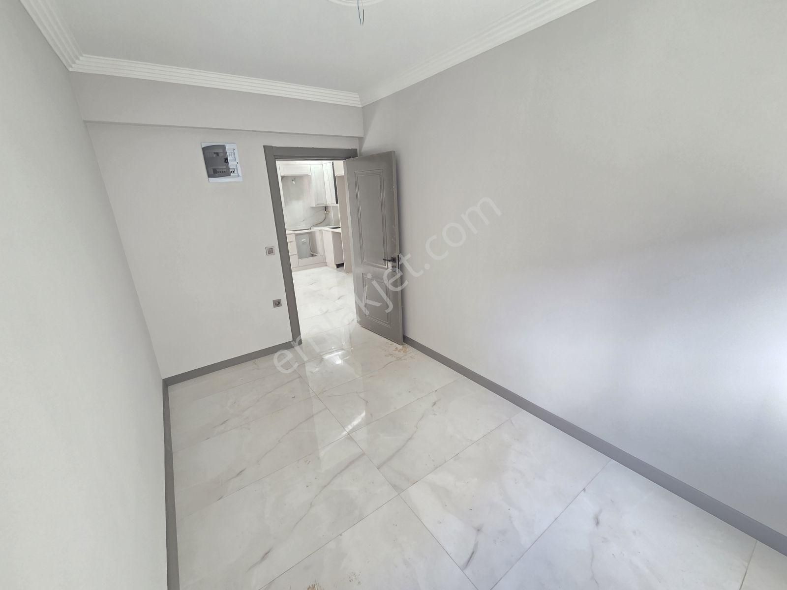 Yenifoça'da Merkezi Konumda Açık Teraslı Satılık Geniş 2+1 Daire - Görsel 32