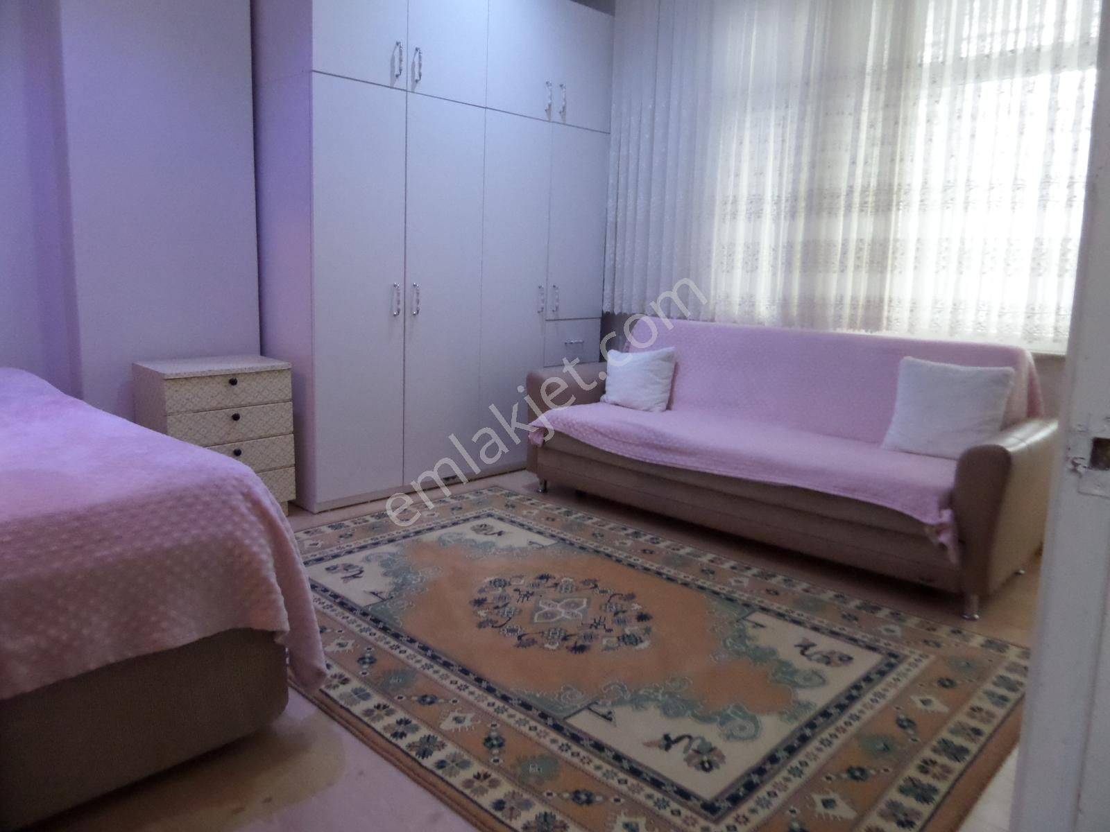 Bağcılar Yıldıztepe Mh. Cd.75 Metre 3+1 130 M2 Y.giriş Köşebaşı