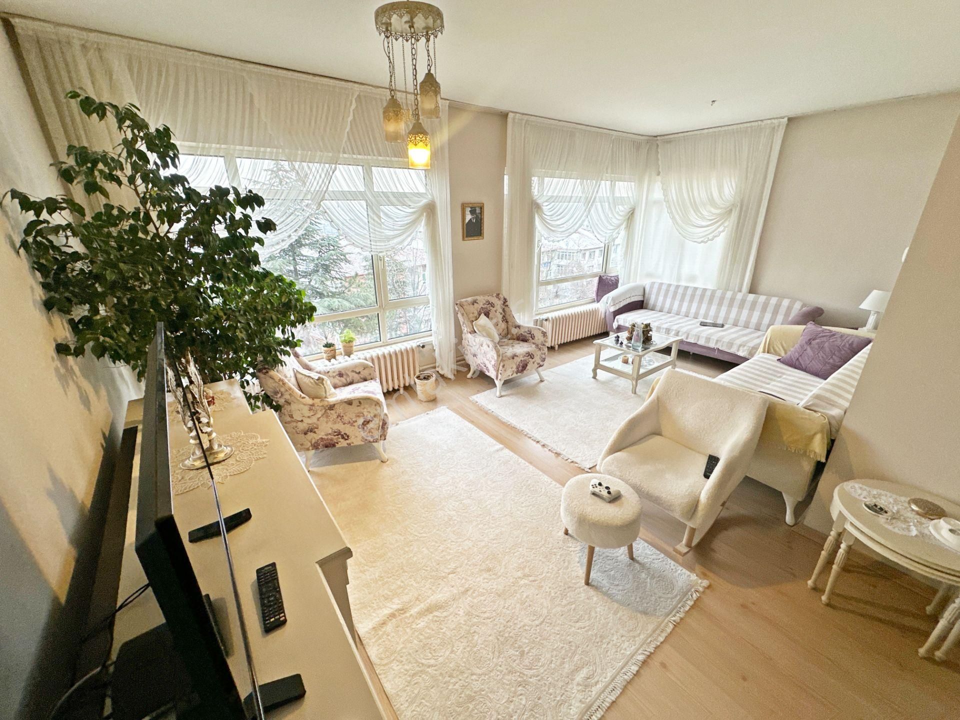 Aşağı Eğlence Mahallesi Atadan Caddesinde Satılık 2.kat Ankara Manzaralı Salona 1 Oda Bağımlı