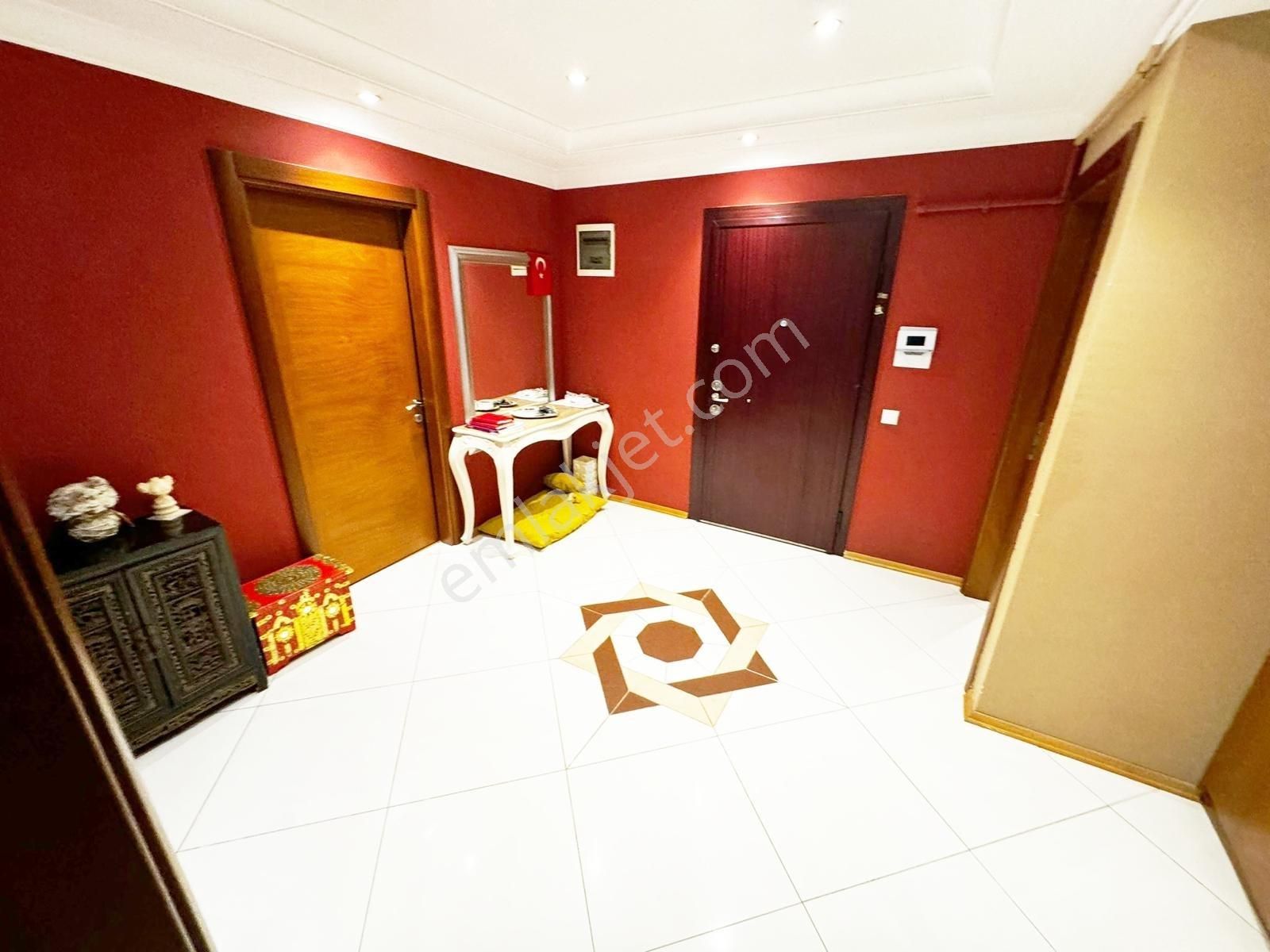 Utkudan Fenerbahçede Site Özellikli Binada Satılık Katta Tek 4+1 - Görsel 8