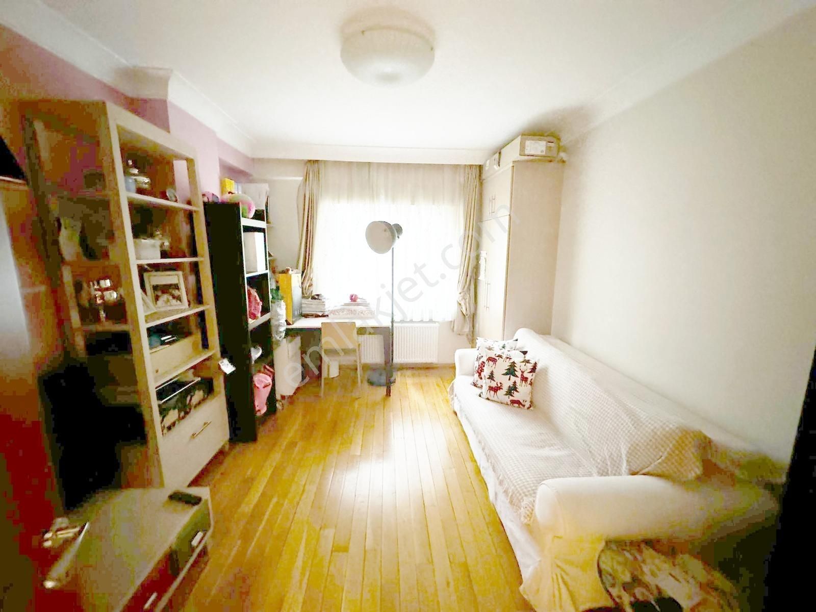 Utkudan Fenerbahçede Site Özellikli Binada Satılık Katta Tek 4+1 - Görsel 2