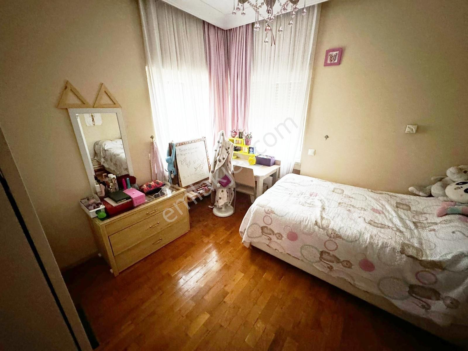 Utkudan Fenerbahçede Site Özellikli Binada Satılık Katta Tek 4+1 - Görsel 11