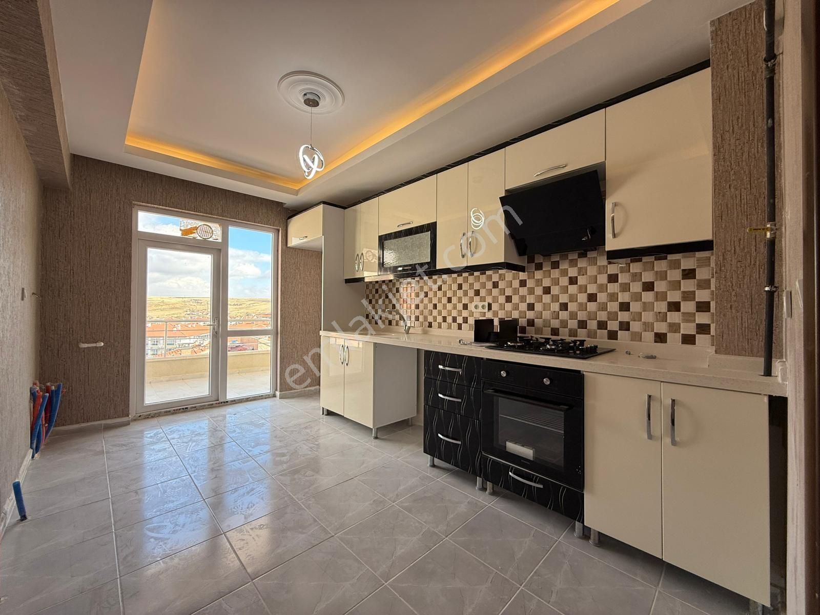 Yasa'dan Hisar'da 5. Kat Sıfır Daire Geniş M2 Güzel Konum !!!