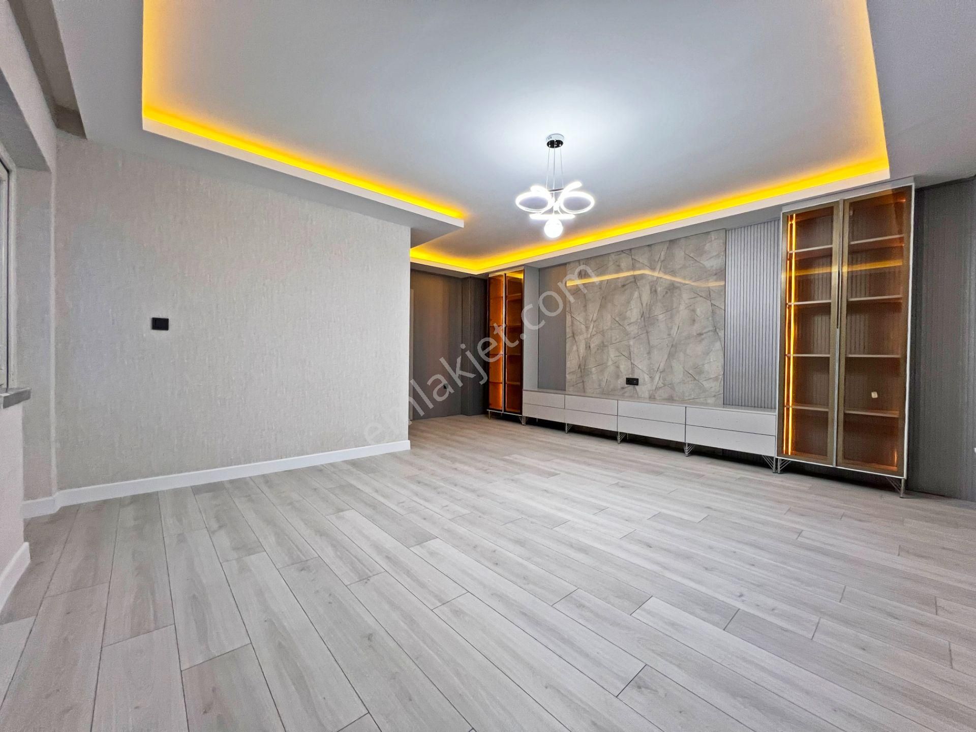 Ayvalı Mah. Etlik Şehir Hastanesi Yakını 1.katta Ön Cephe Süper Lüx Yapılı 3+1 Bağımsız Salon