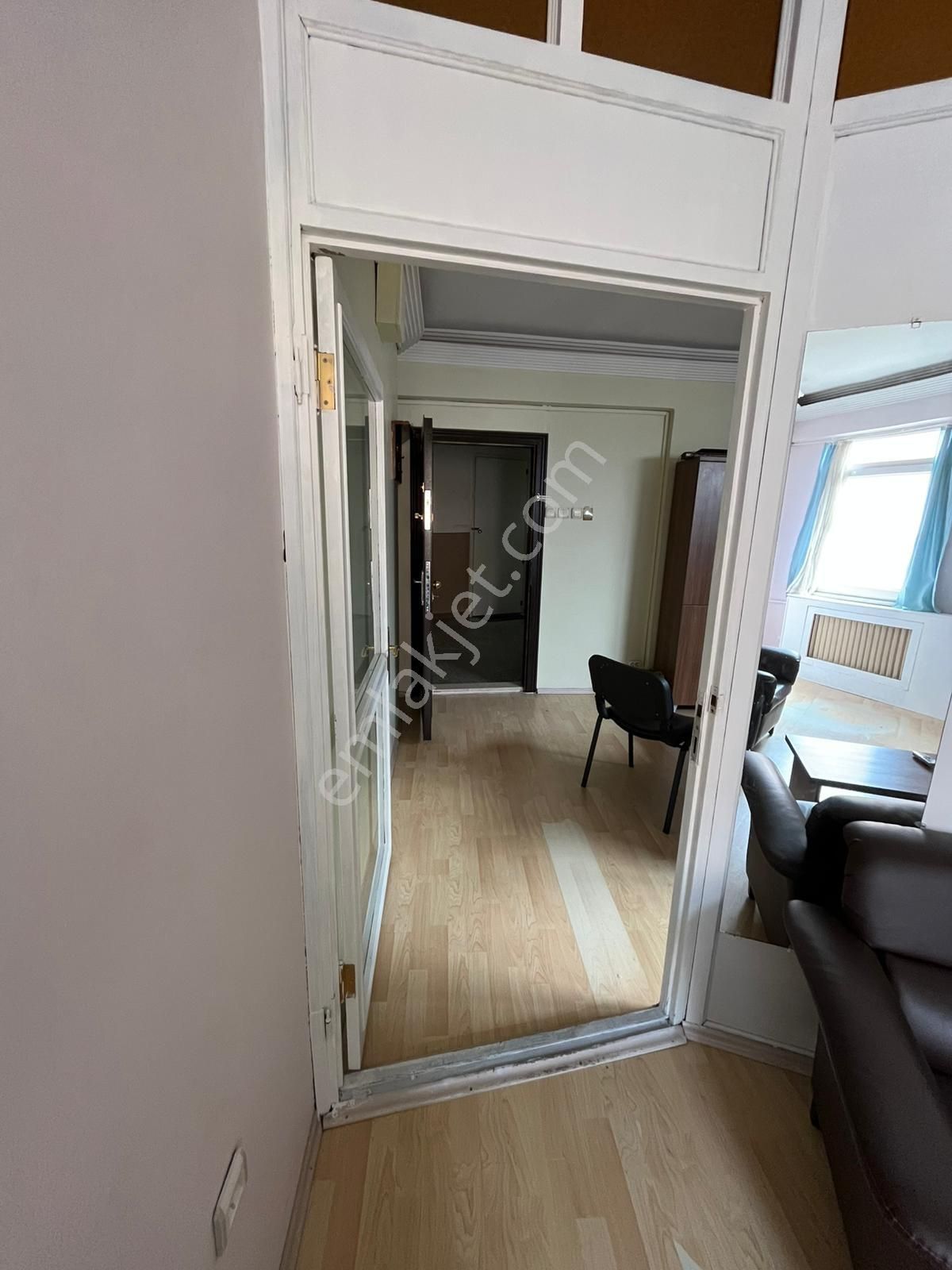 Şekerlerden Heykelde Eşyalı 1+1 Kiralık Ofis - Görsel 3