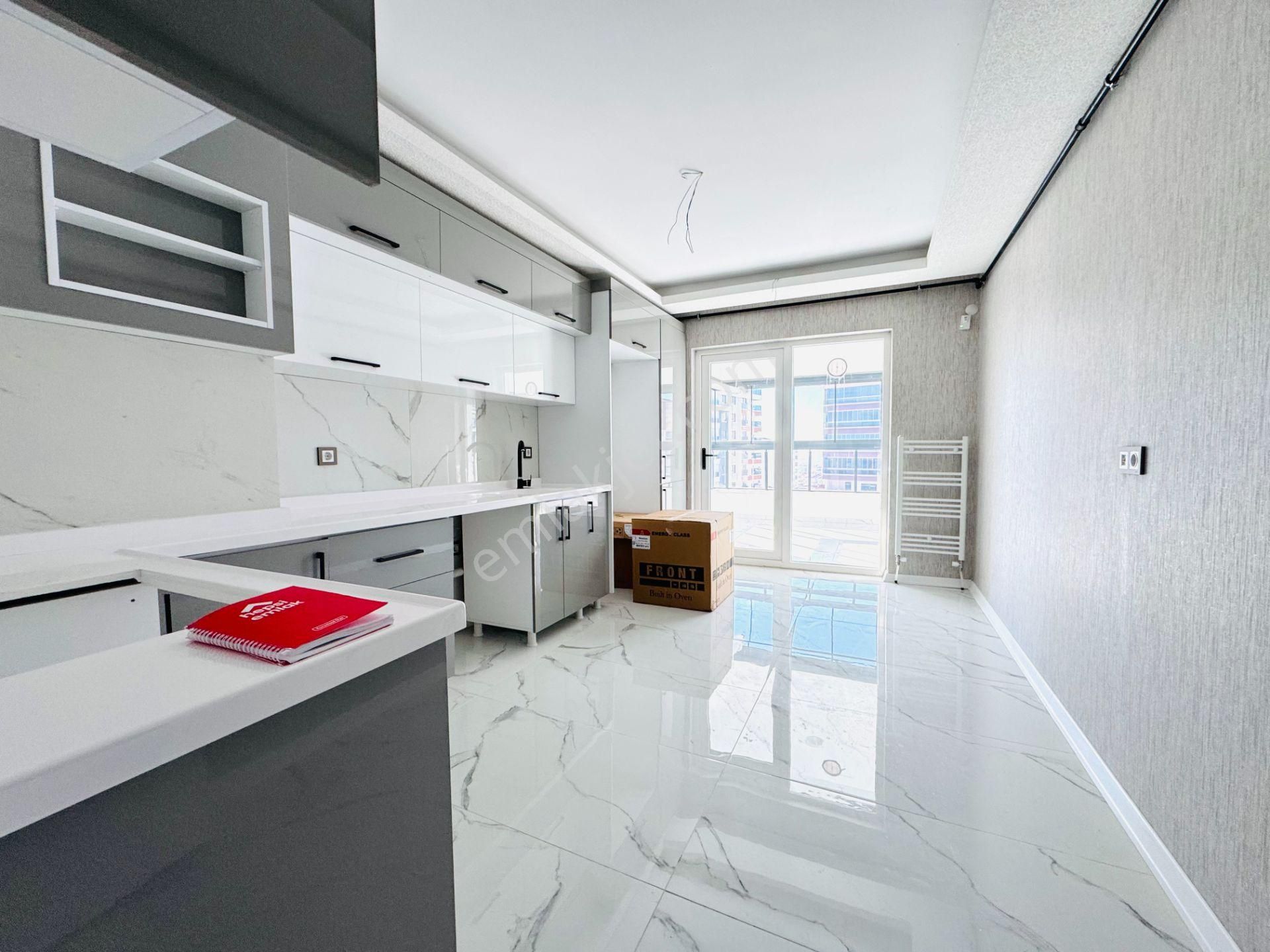 Nam-ak Emlak'tan Bulvarda Kapalı Garajlı Sitede Sıfır Lüks 4+1 Daireler