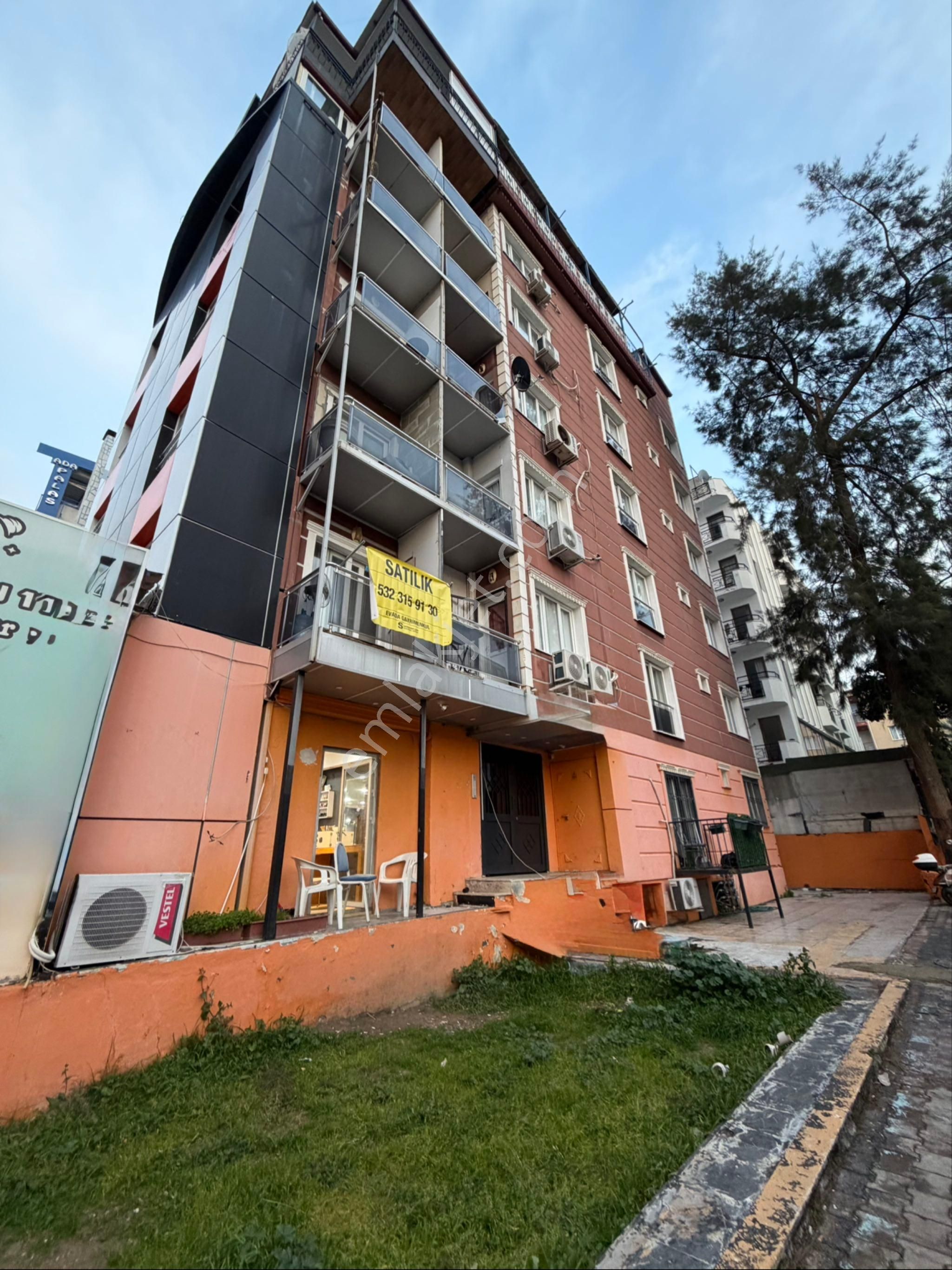 Kuşadası Merkezde 1+1 Asansörlü Satılık Daire