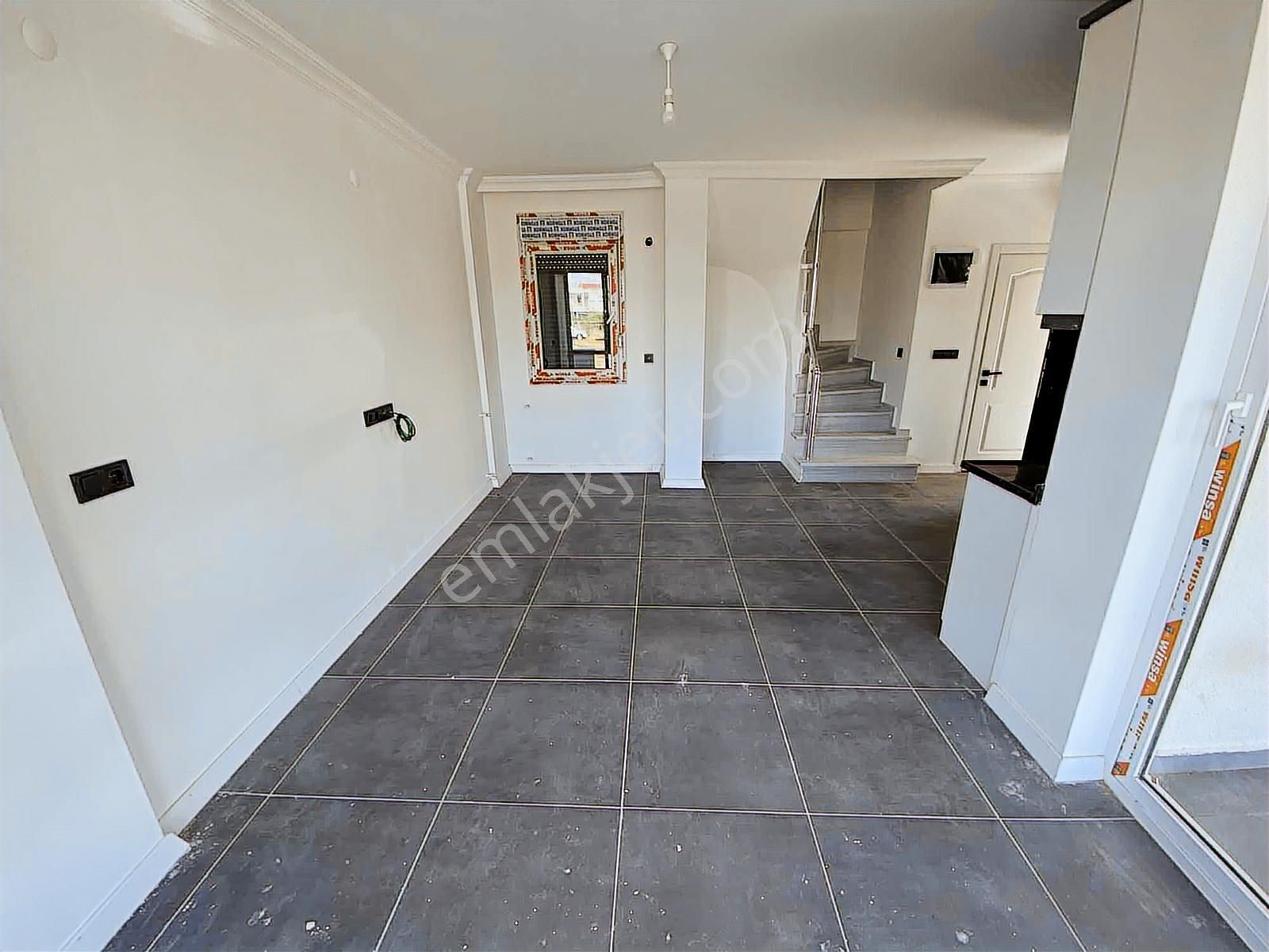 Dağlı !gayrimenkul'den 3+1 Denize 100 Metre Fırsat Villa ! - Görsel 6