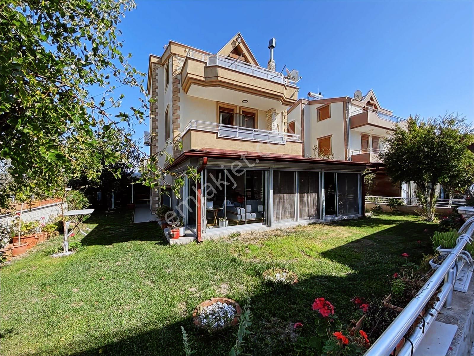 Dağlı !gayrimenkul'den Deniz Manzaralı 5+1 Fırsat Villa