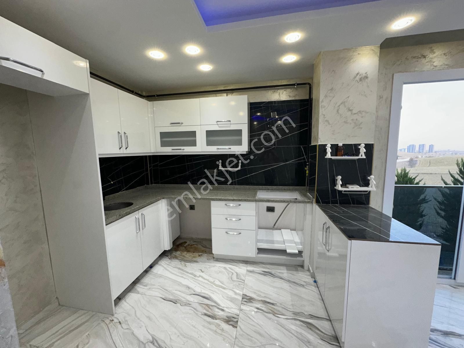 Kabasakal Mahallesi’nde Havuz Cepheli Sıfır 2+1 Fırsat Daire