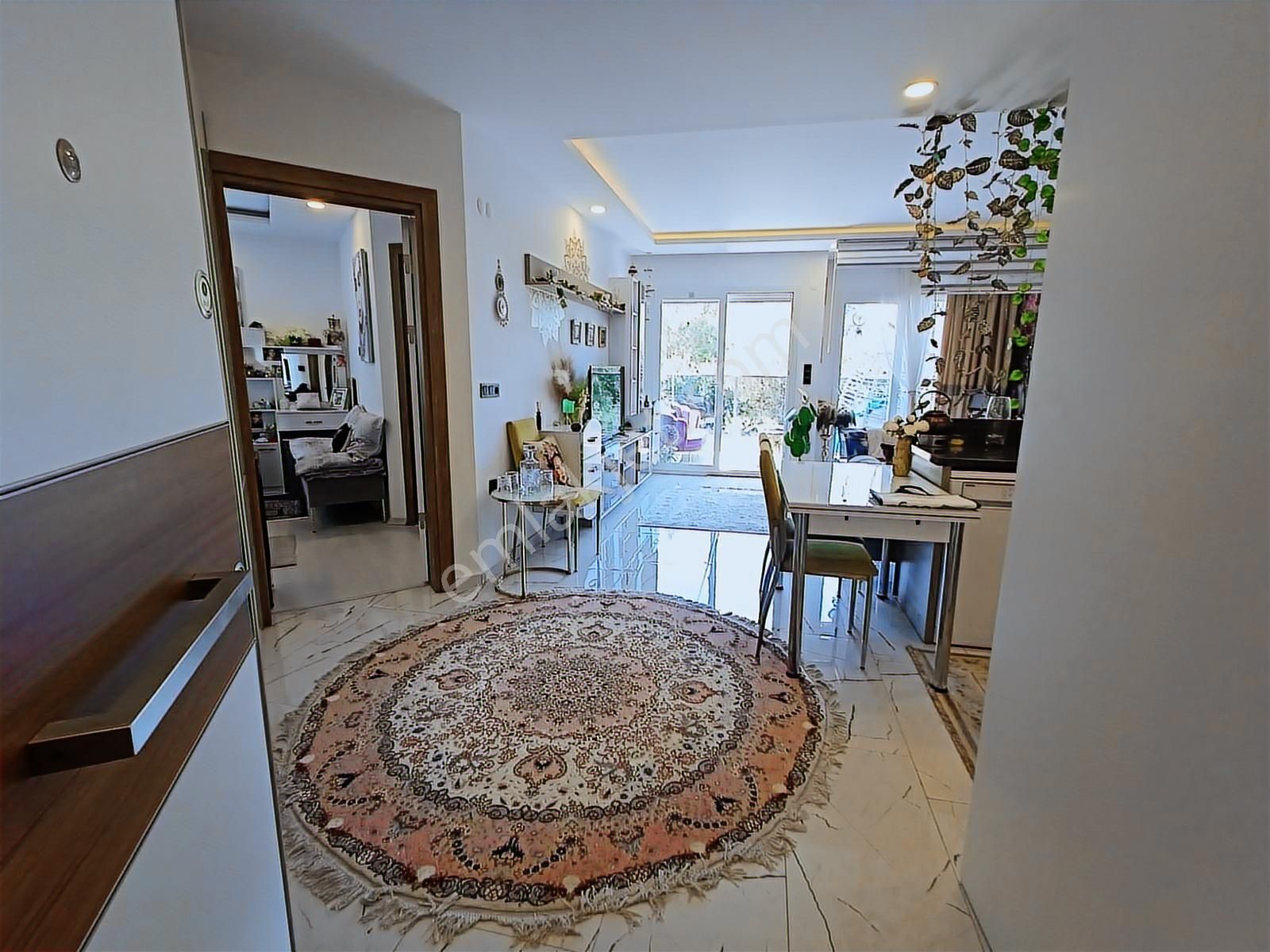 Kuşadası'nda Havuzlu Güvenlikli Sitede Doğalgazlı Ara Kat Daire - Görsel 12