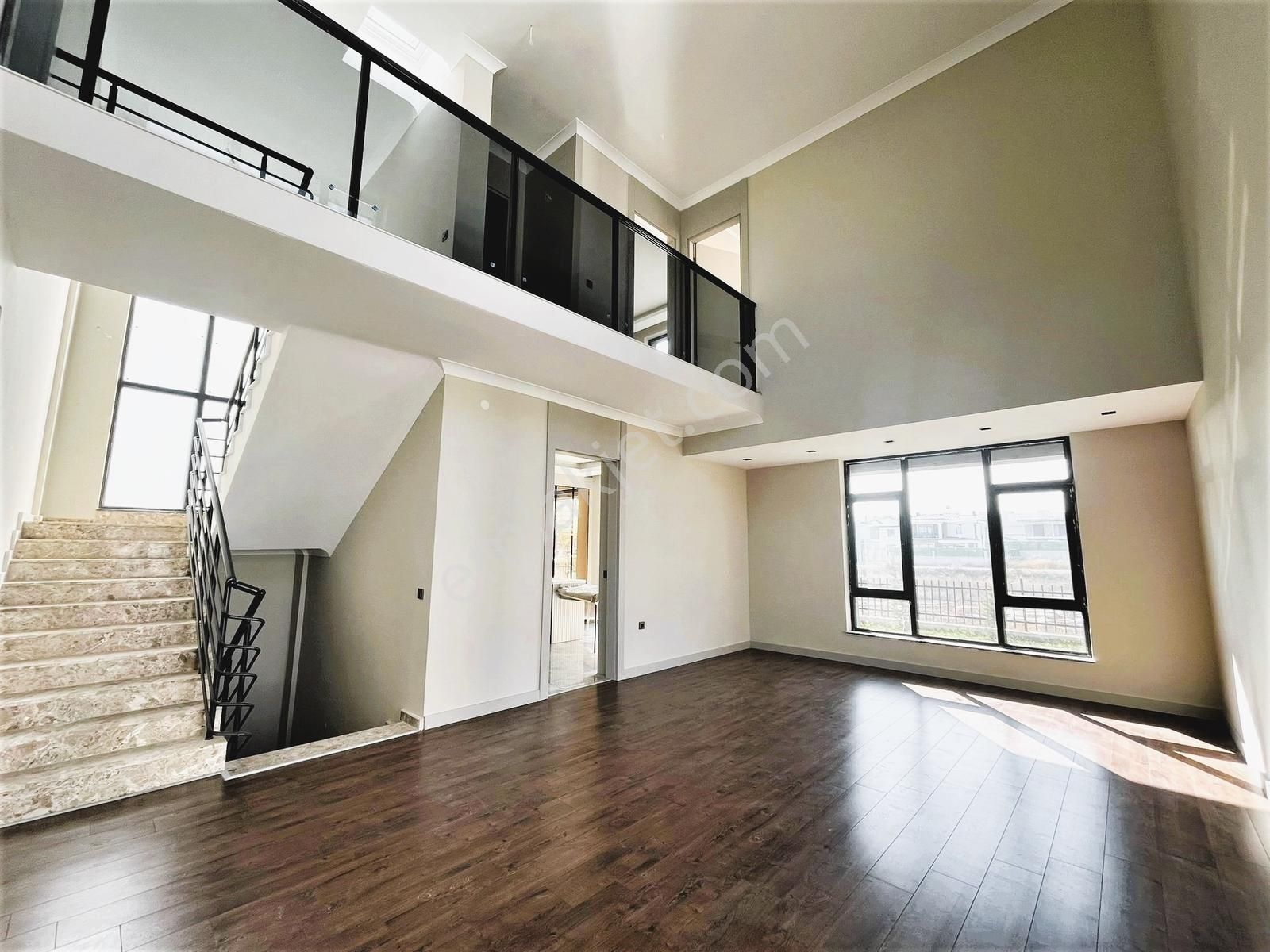 Bağlıca'da 4 Araçlık Kapalı Otoparklı 6+1 Satılık 3 Katlı Villa