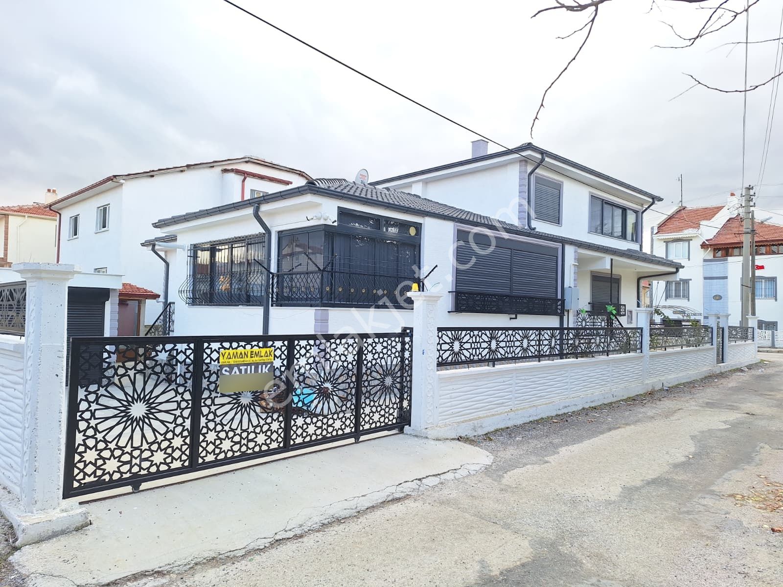 Yaman'dan Bolvadin Bağlarbaşı Mahallesin'de Satılık 5+1 Villa