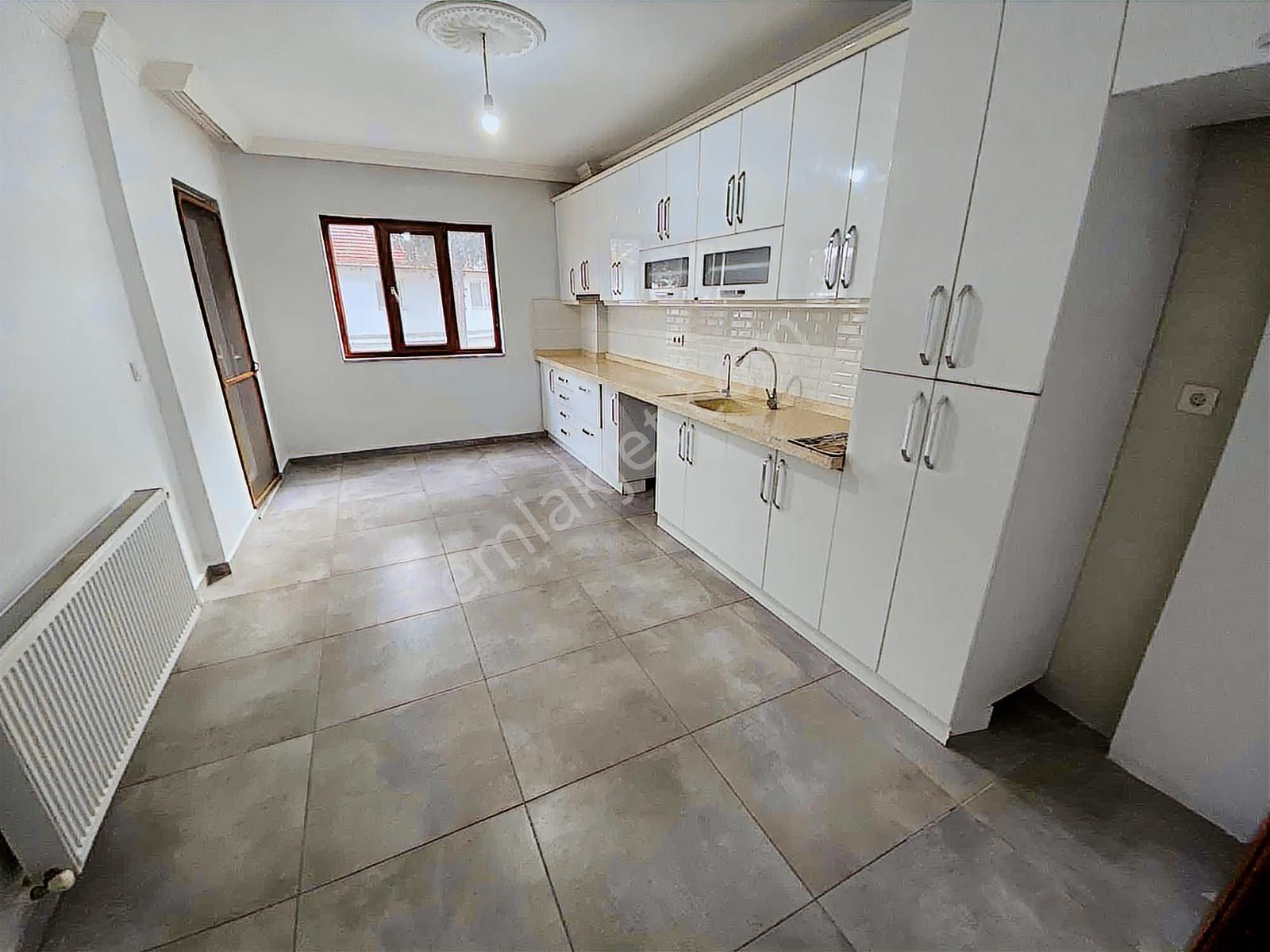 Dağlı Gayrimenkul'den 150m2/3+1 Kaloriferli Otobüs Güzergahı