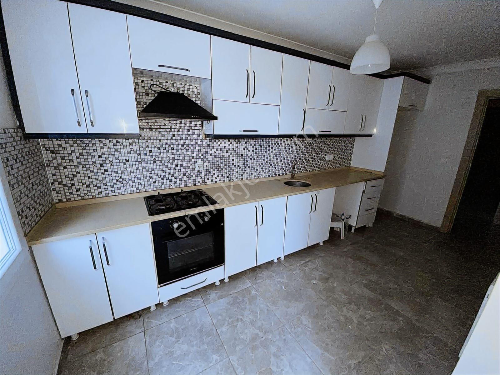 Dağlı !gayrimenkul'den 3+1 Cadde Üzeri Ara Kat Köşe Daire !!