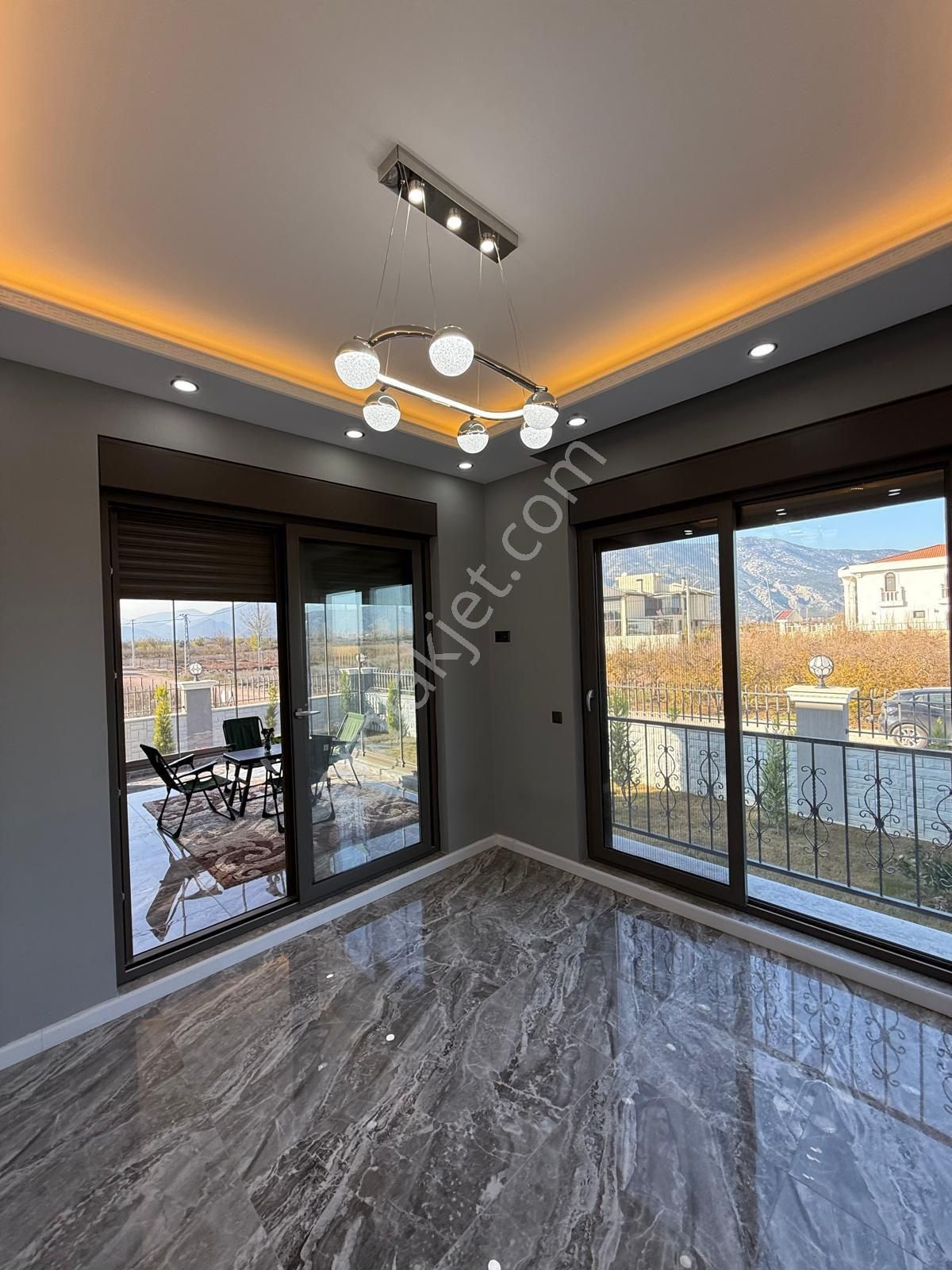 Döşemealtı Yeniköy'de Müstakil Lüks Villa - Görsel 8