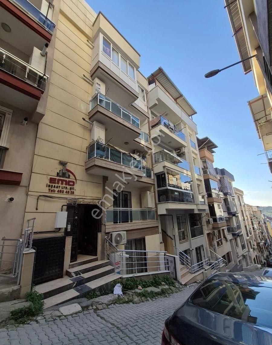 Buca Laleli Mah//uçanyolyakını//caddeye500met/arakat/10yılk//2+1 Daire