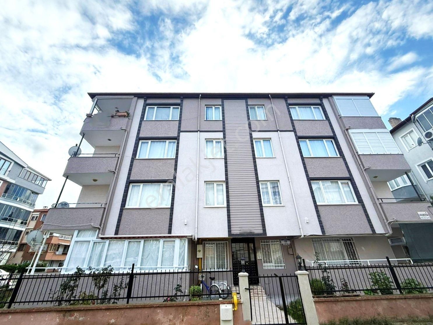 📢akçay'da Aygülden Full Kredili Ön Cephe Çift Balkonlu Eşyalı Doğalgazlı 2+1 Acill Satılık Daire📢