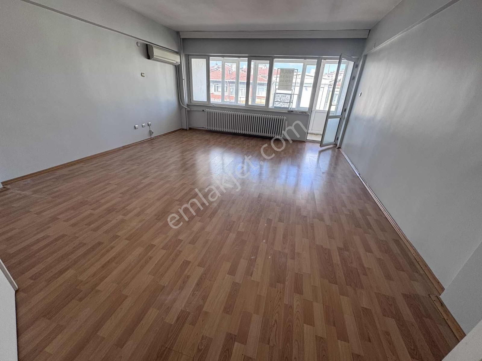 Maltepe Merkezde Ofise Konuta Uygun Asansörlü Otoparklı Balkonlu