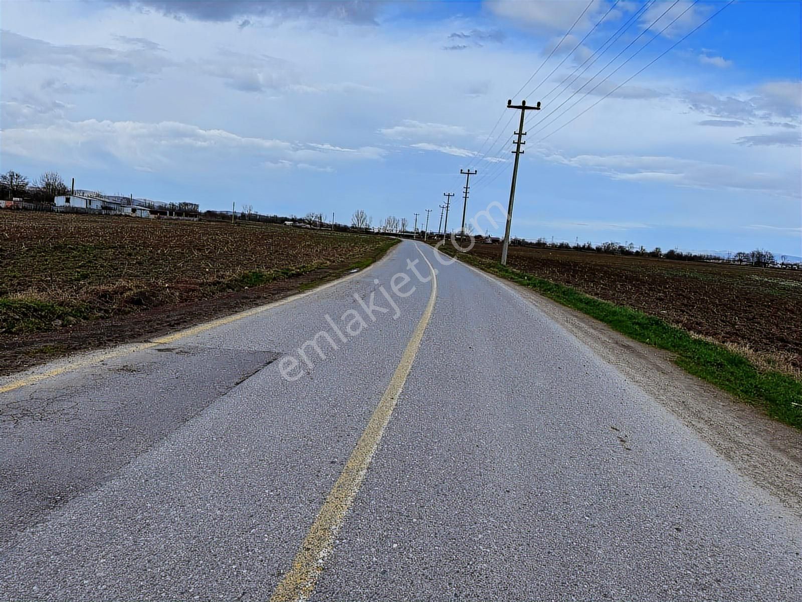 Yol Cepheli Fırsat Tarla ! Esencede 3.400 M2 Kaçırılmaz ! - Görsel 4