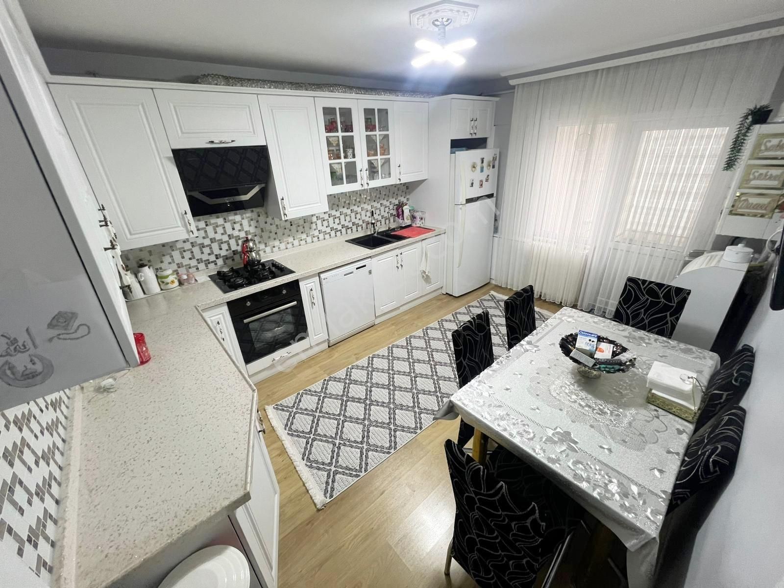 Beyaz'dan Erdinç Cadde Yakını 5+1 Muhteşem Manzaralı