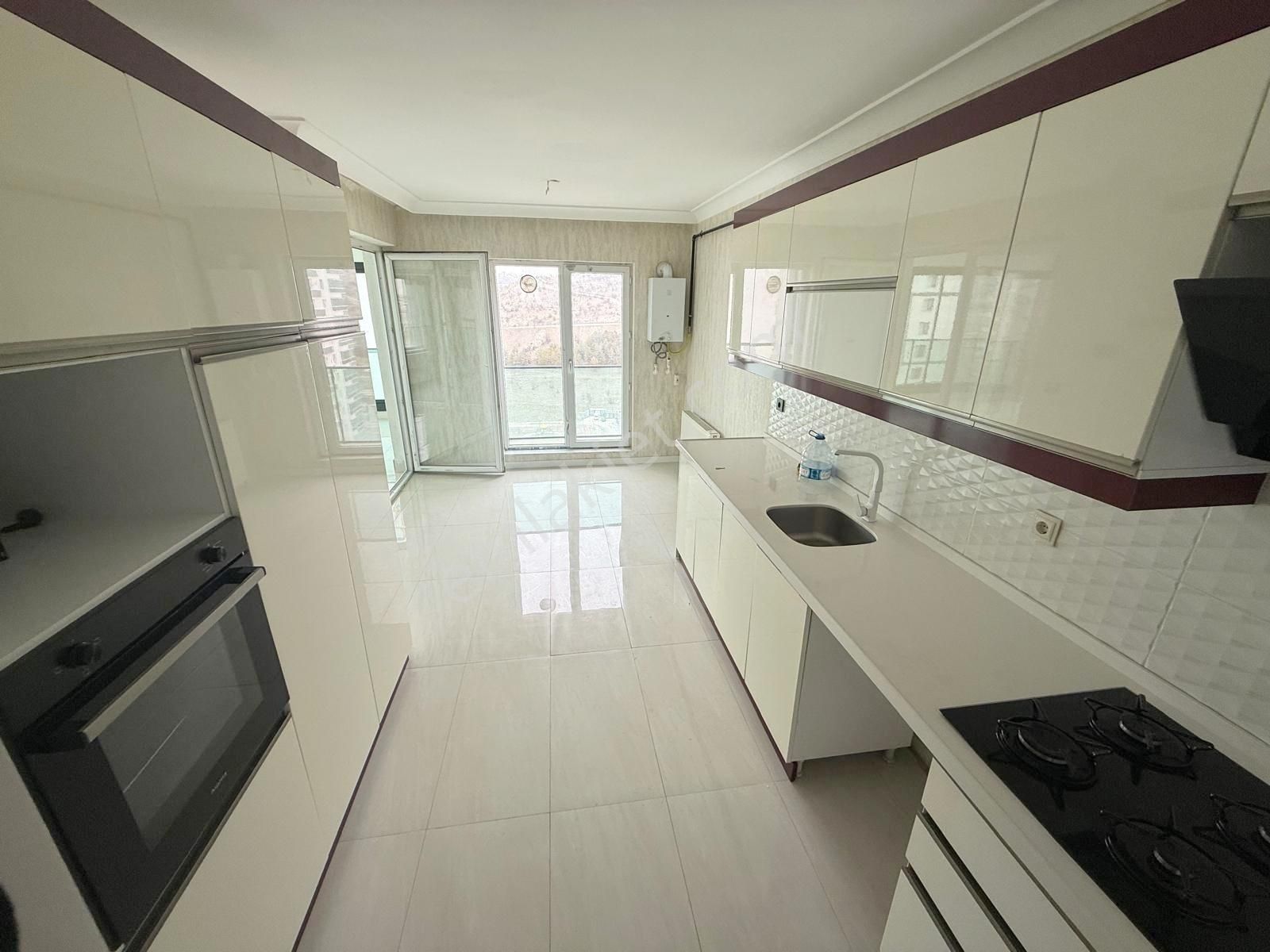 Beyaz'dan Merkezi Lokasyon Sitede Teras Balkonlu 4+1